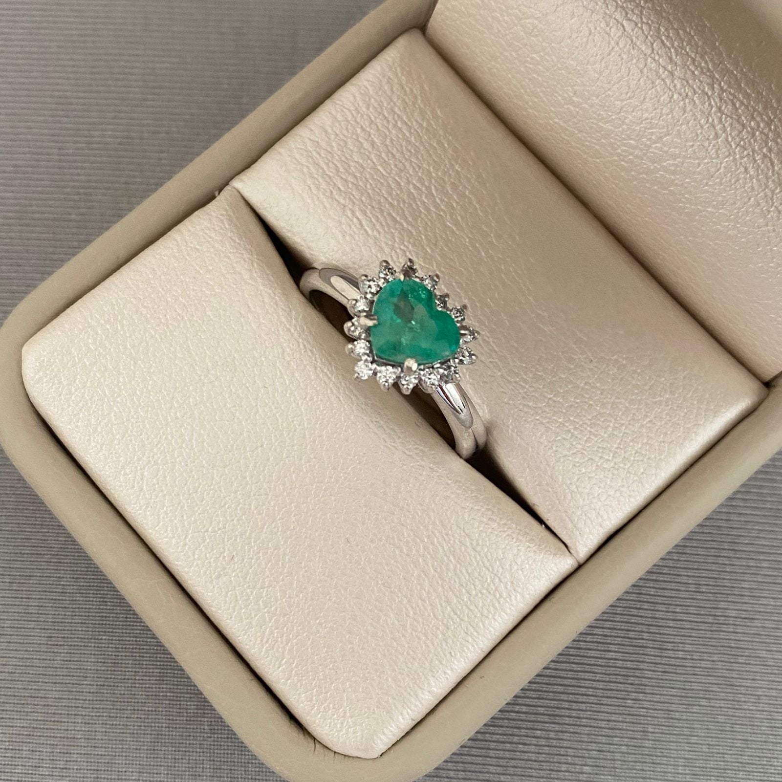 Anillo esmeralda corazon borde diamantes (POR FABRICACION) Oro blanco 18k Talla 4,6 Gr