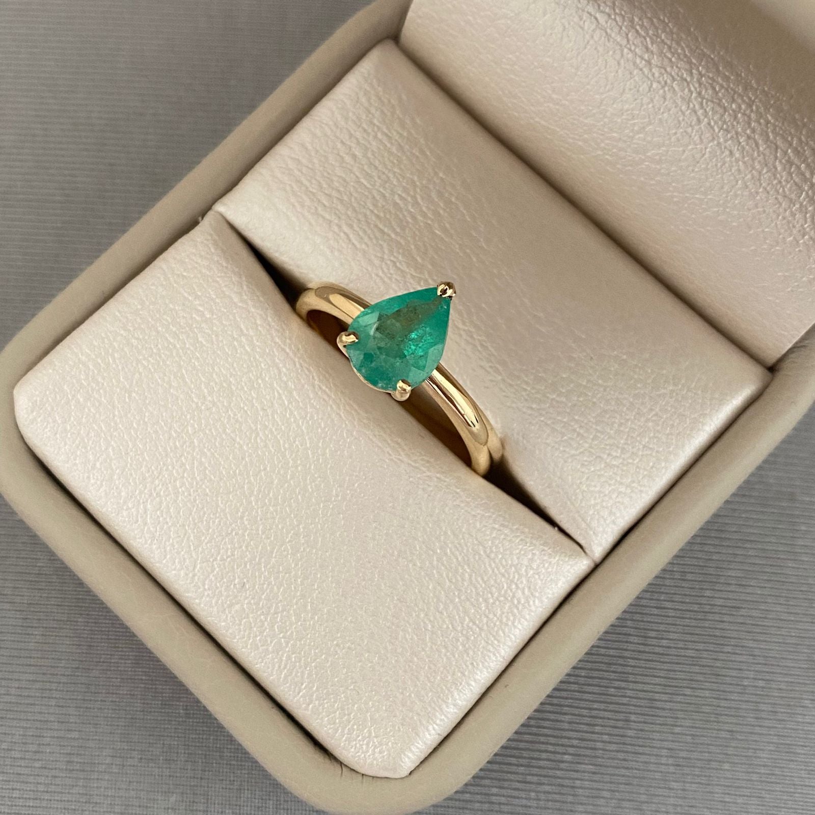 Anillo gota esmeralda (POR FABRICACION) Oro amarillo 18k Talla