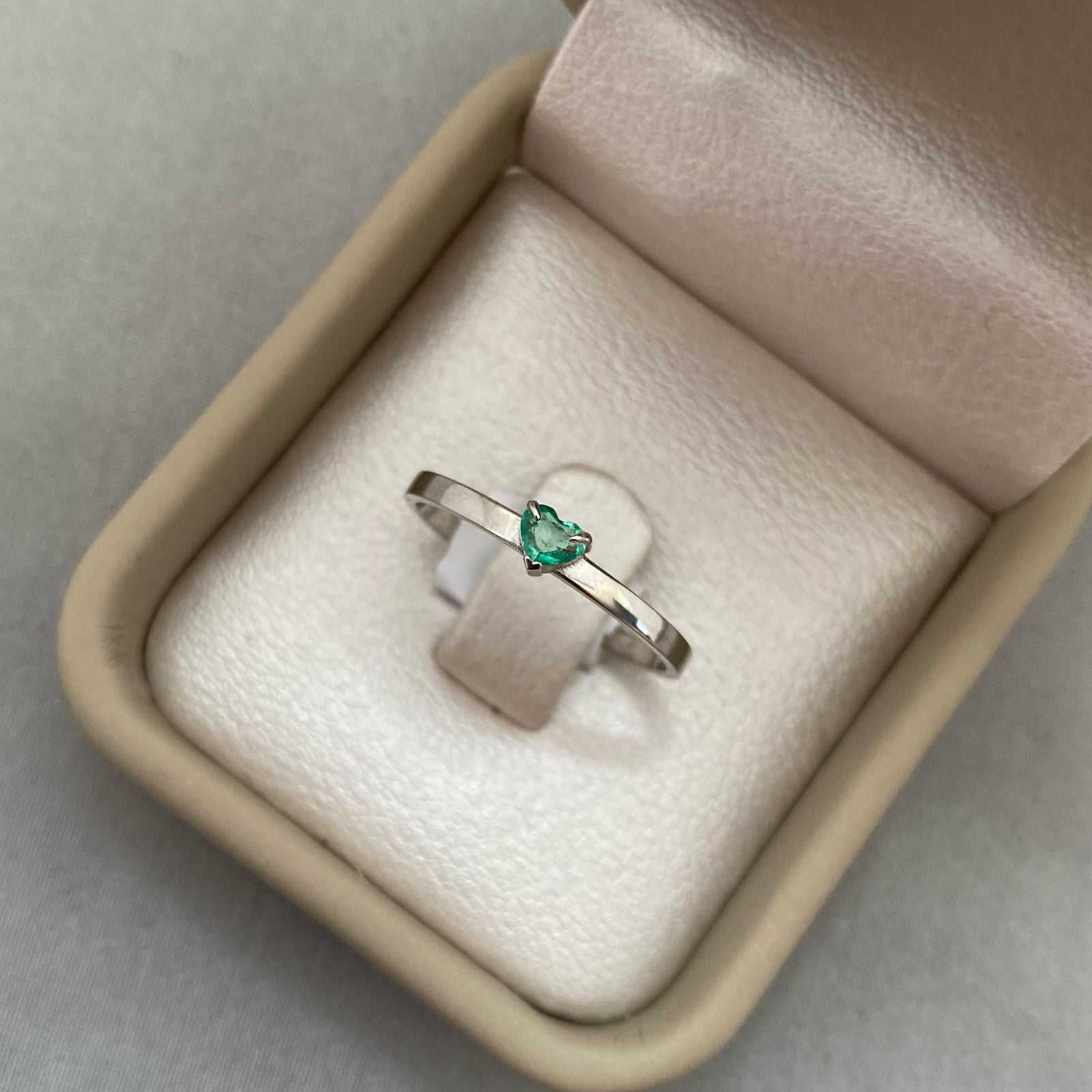 Anillo solitario corazon esmeralda Oro blanco 18k Talla 3/4 2,0 Gr