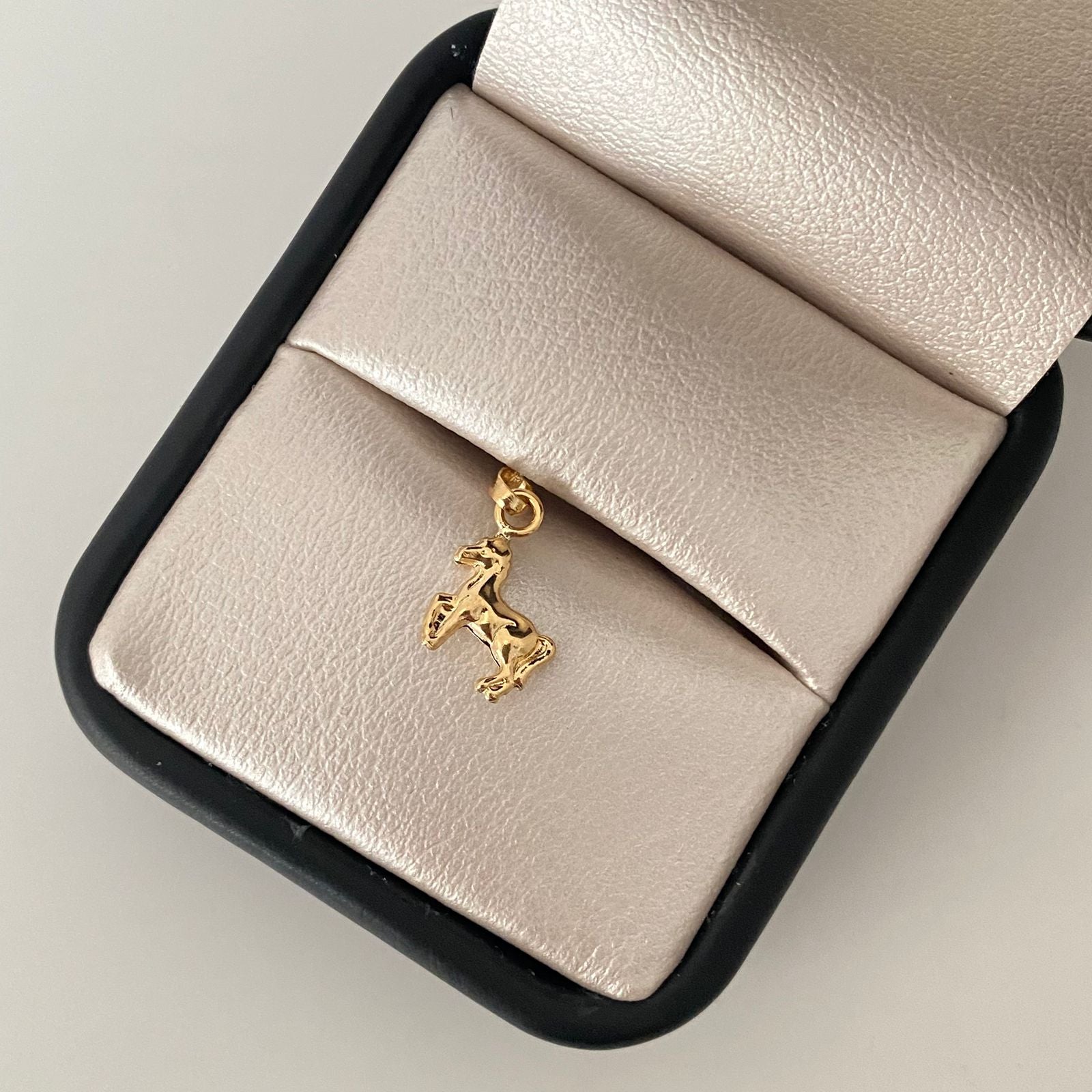 Dije mini caballo Oro amarillo 18k 0,55 Gr / 1,7 Cm