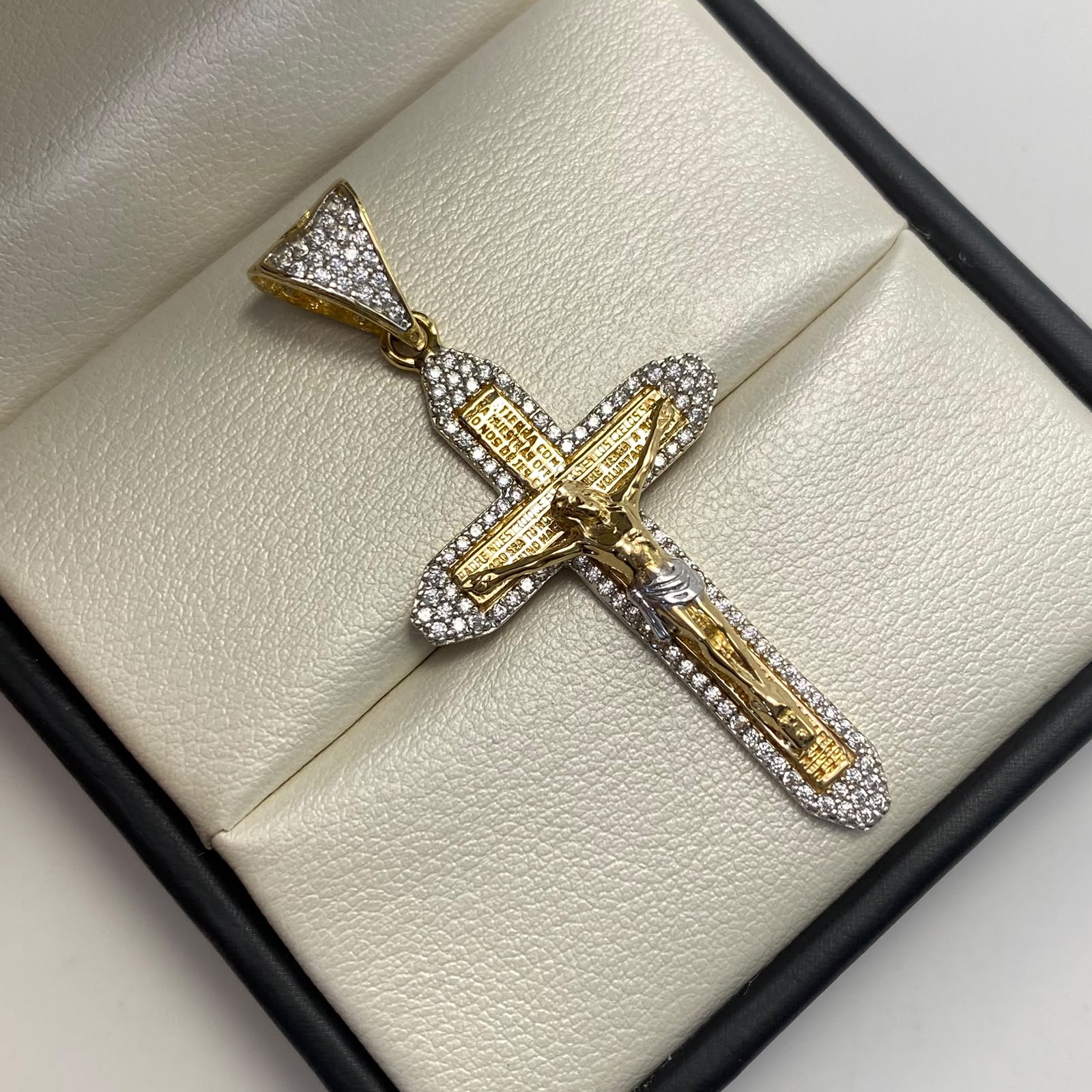 Dije Cruz circones blancos Oro amarillo y Oro blanco 18k 6,6 Gr / 25,4 mm / 5,3 Cm