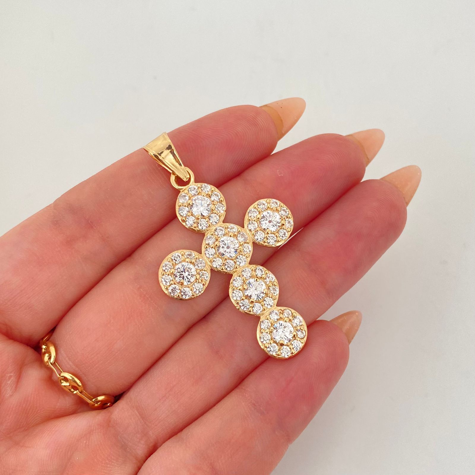 Dije cruz con circones blancos redondos  Oro amarillo 18k 7,8 Gr / 9,2 mm / 5,0 Cm