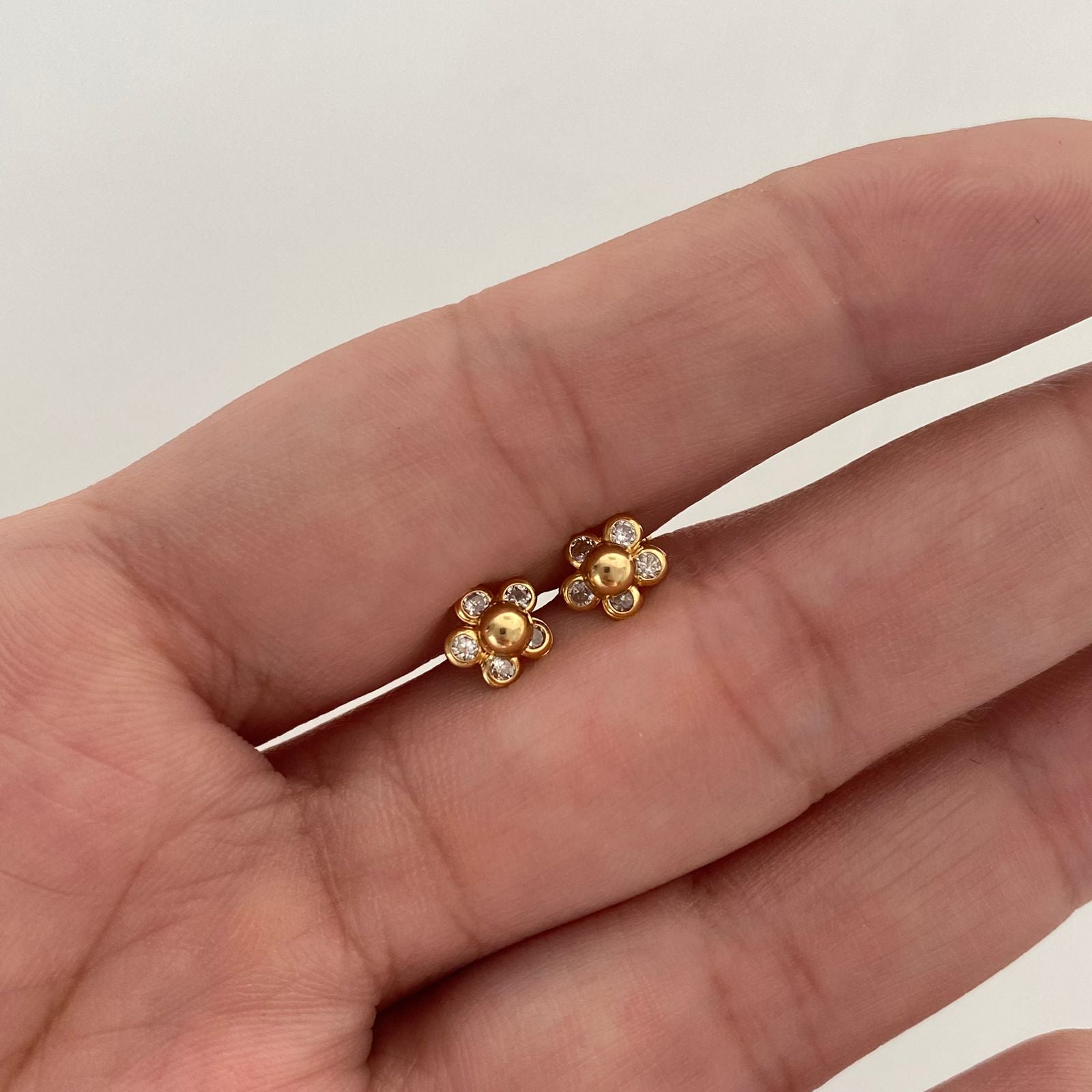 Topos Tipo Flor Circones Blancos Oro amarillo 18k 0,85 Gr / 6,2 mm