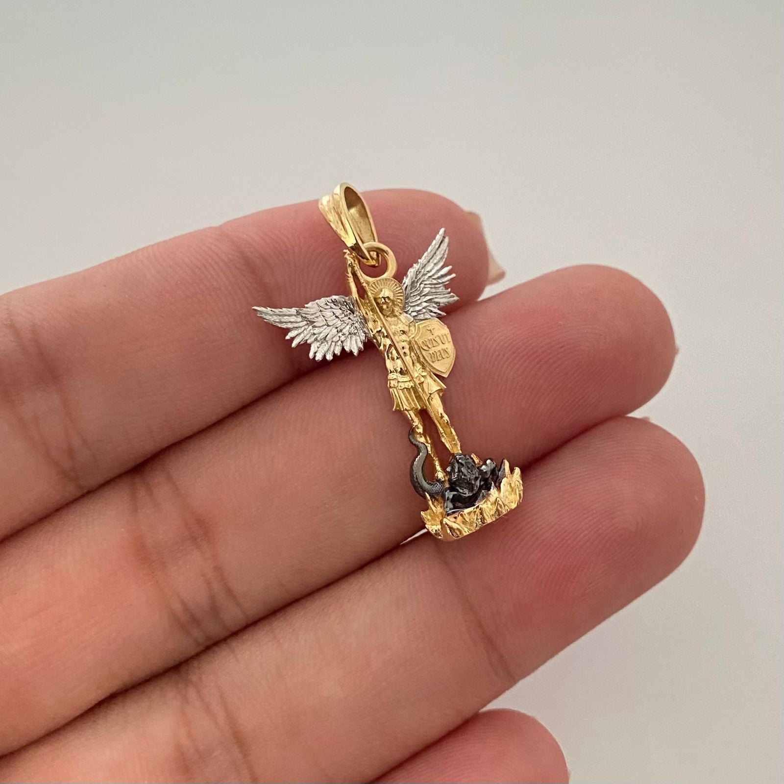 Dije san miguel arcangel Oro amarillo y Oro blanco 18k 3,15 Gr / 3,0 Cm