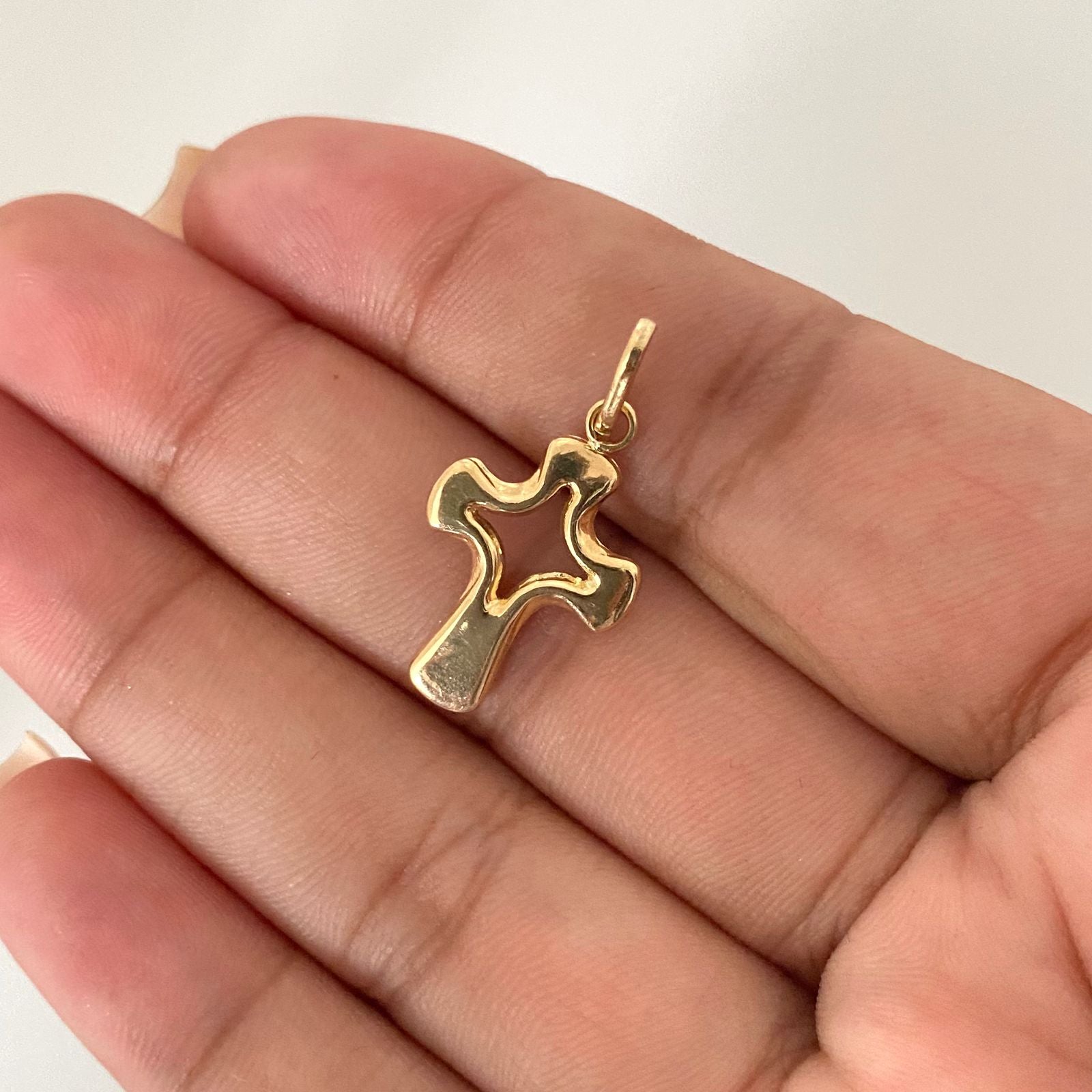 Dije cruz centro silueta Oro amarillo 18k 1,10 Gr / 3,0 Cm