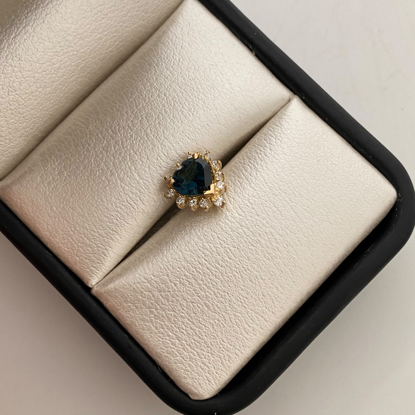 Dije Pasante Corazon Topasio y Diamantes Oro amarillo 18k 1 Gr / 9,4 mm / 0,8 Cm