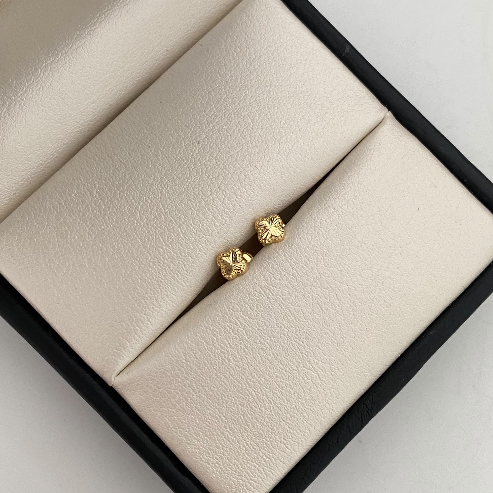 Topos Trebol diamantado Oro amarillo 18k 0,5 Gr / 4,4 mm