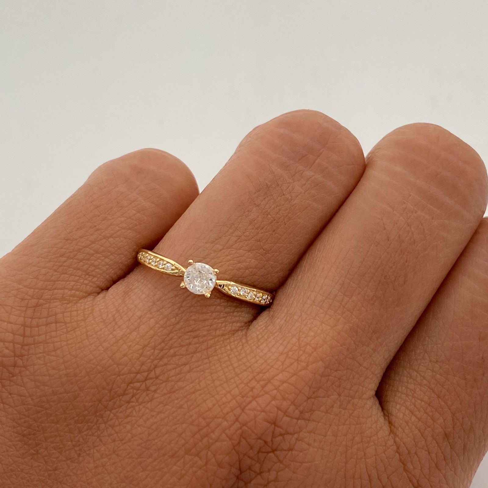 Anillo Solitario Oro amarillo 18k / Talla 7 1/4 / 1,55 Gr / 1,6 mm