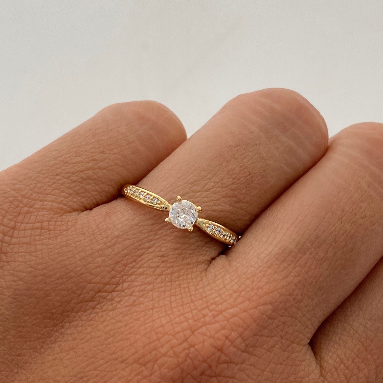 Anillo Solitario Oro amarillo 18k / Talla 8 / 1,55 Gr / 2,4 mm