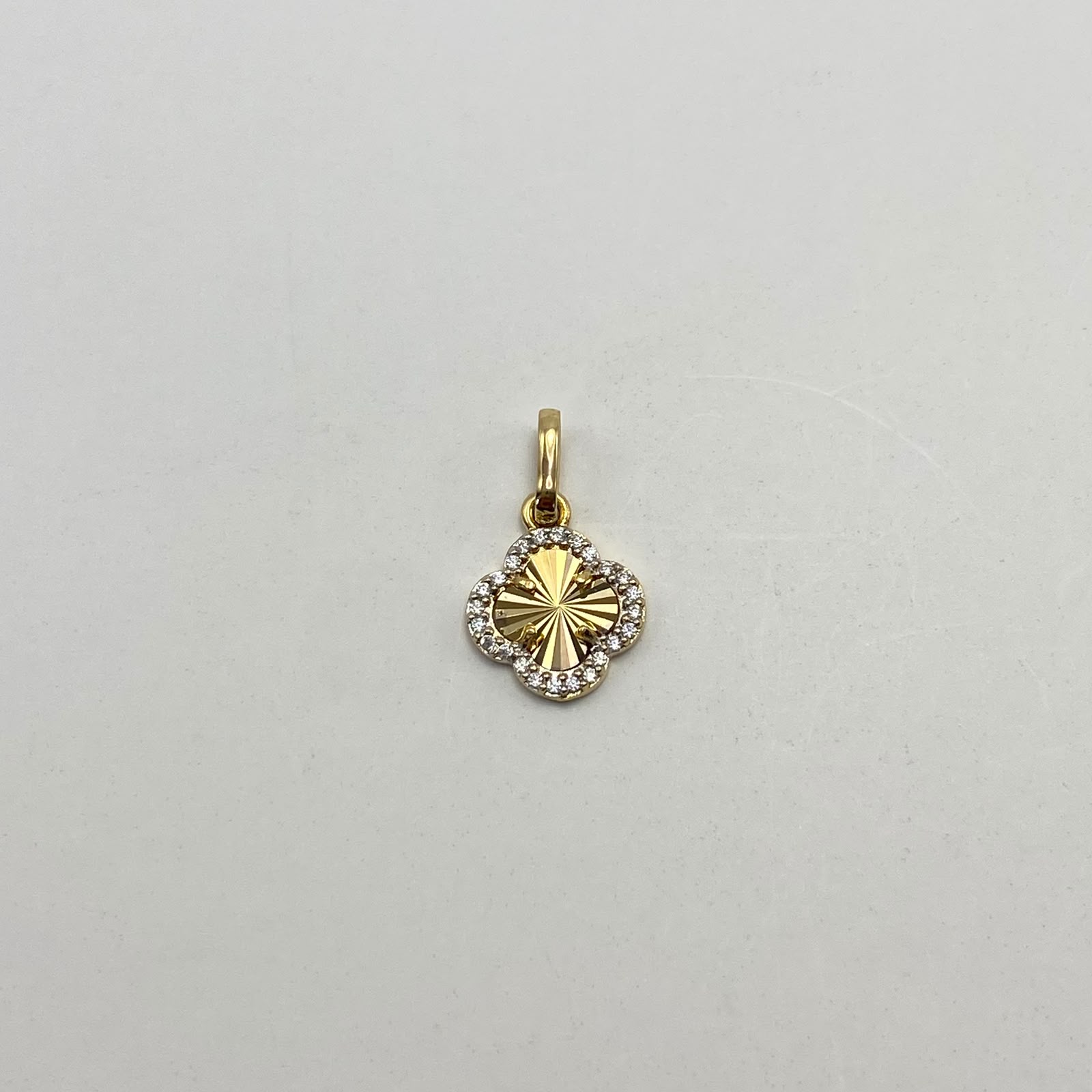 Dije Trebol diamantado borde circones Oro amarillo y Oro blanco 18k 0,7 Gr / 9,5 mm / 1,5 Cm