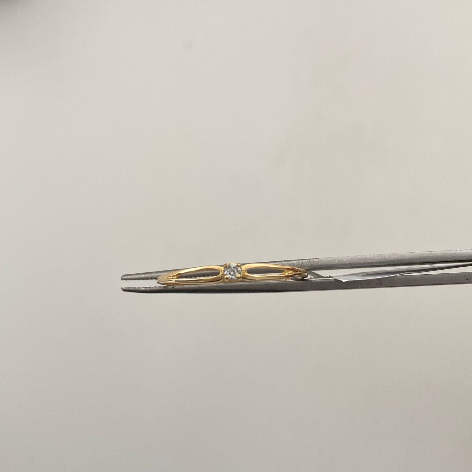 Anillo Solitario Oro amarillo 18k / Talla 8 1/2 / 0,85 Gr / 1,2 mm