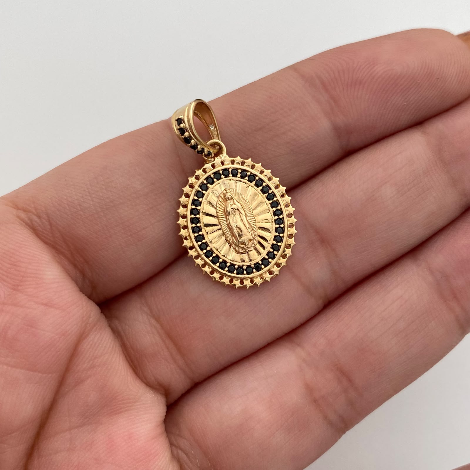 Dije Redondo Casting Negro Virgen de Guadalupe Oro amarillo 18k 2,75 Gr / 15,9 mm / 2,6 Cm