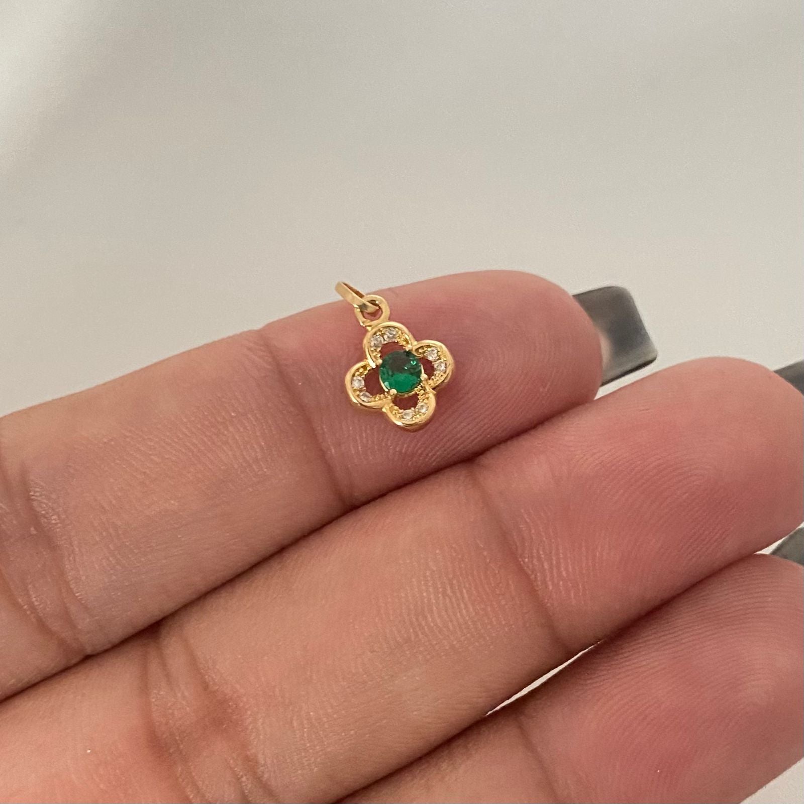 Dije flor casting centro verde Oro amarillo 18k 0,55 Gr / 1,5 Cm