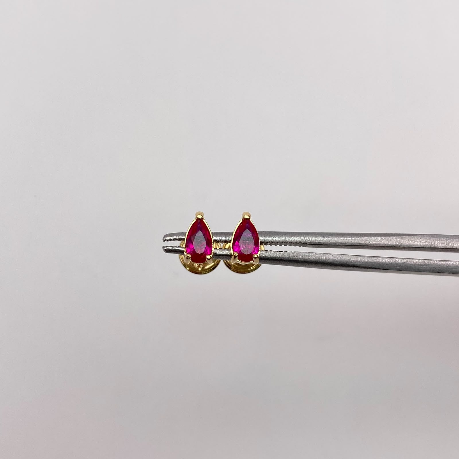 Topos gota circón fucsia Oro amarillo 18k 0,7 Gr / 3,4 mm
