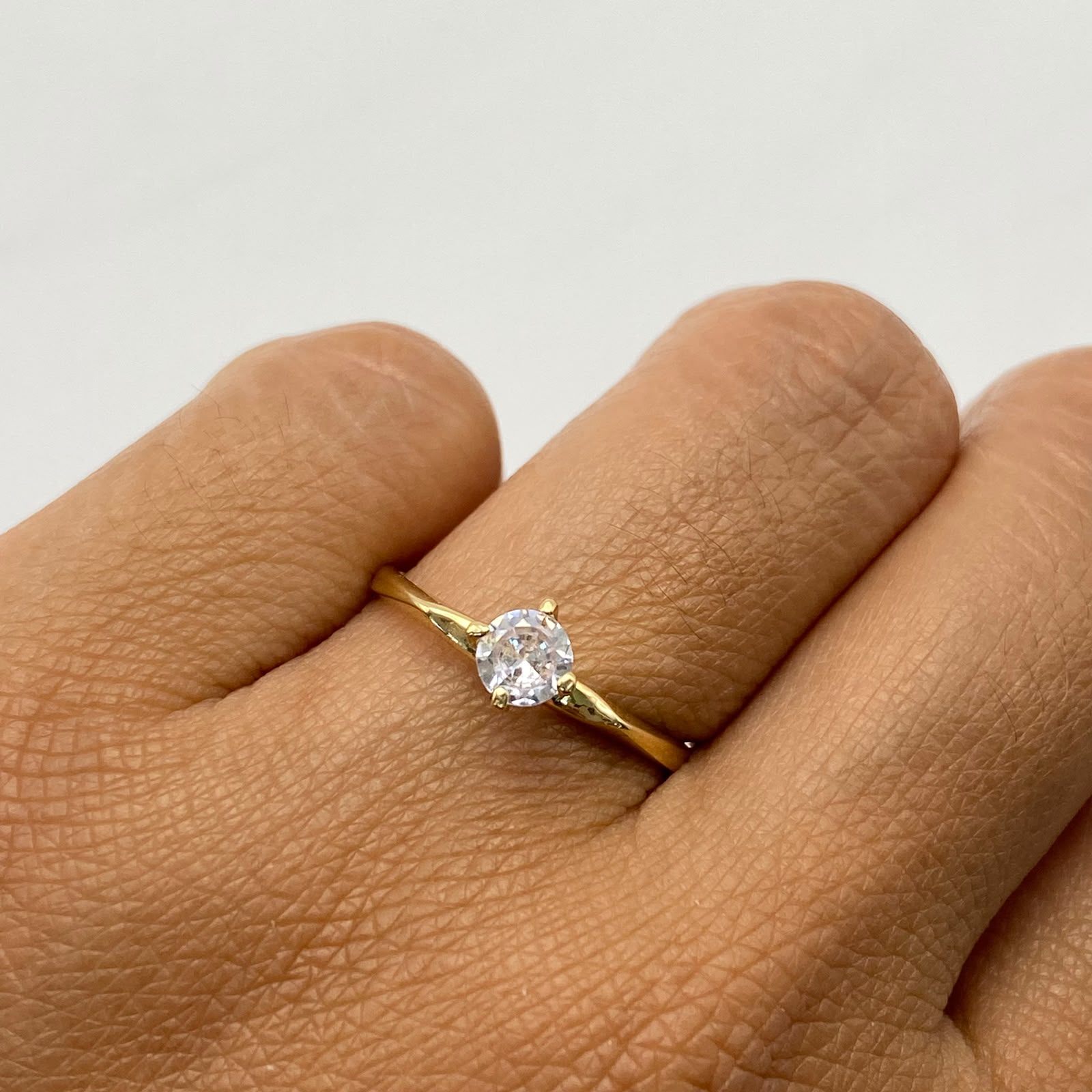Anillo Solitario Oro amarillo 18k / Talla 7 / 1,7 Gr / 1,9 mm