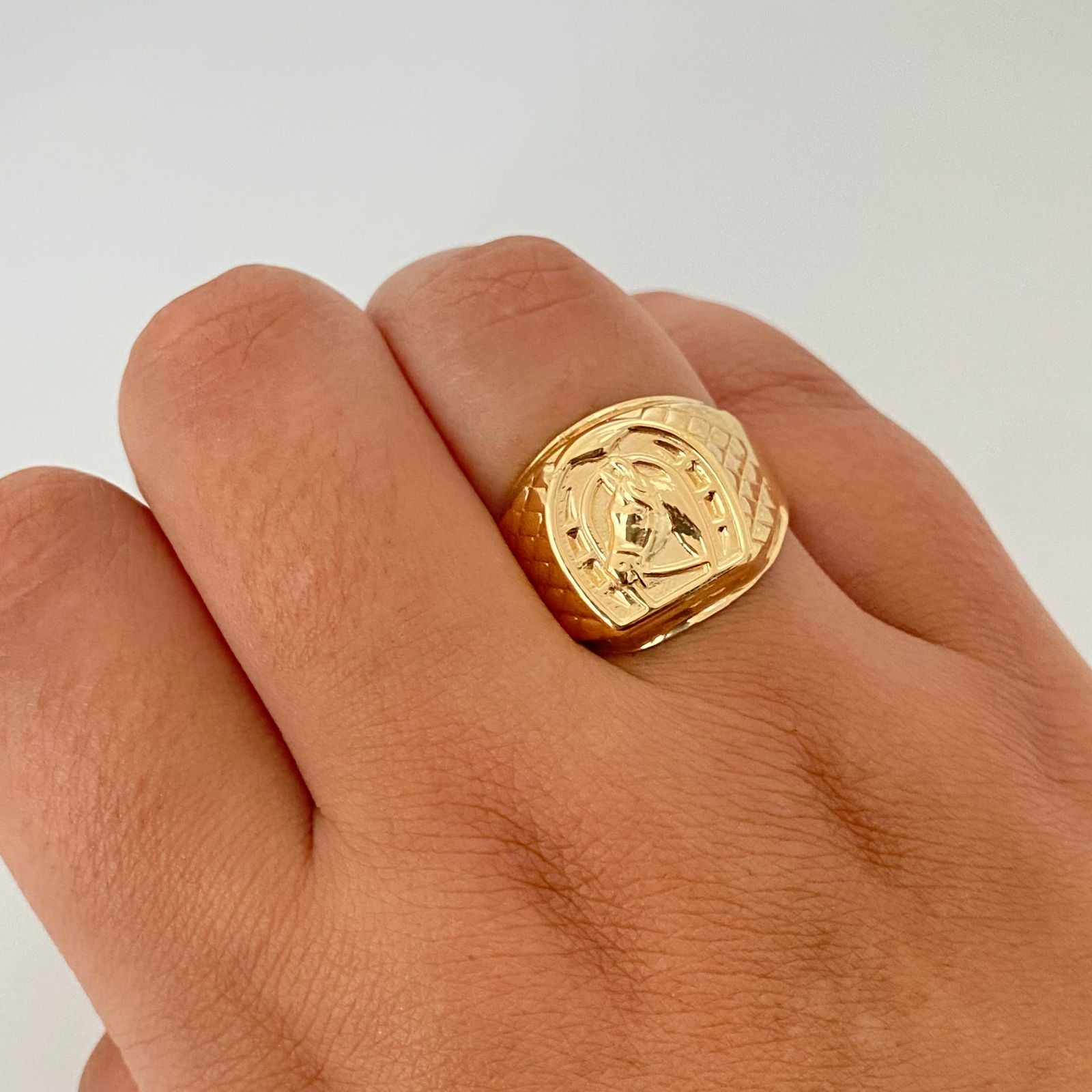 Anillo herradura caballo laterales tallados Oro amarillo 18k / Talla 11 / 3,65 Gr