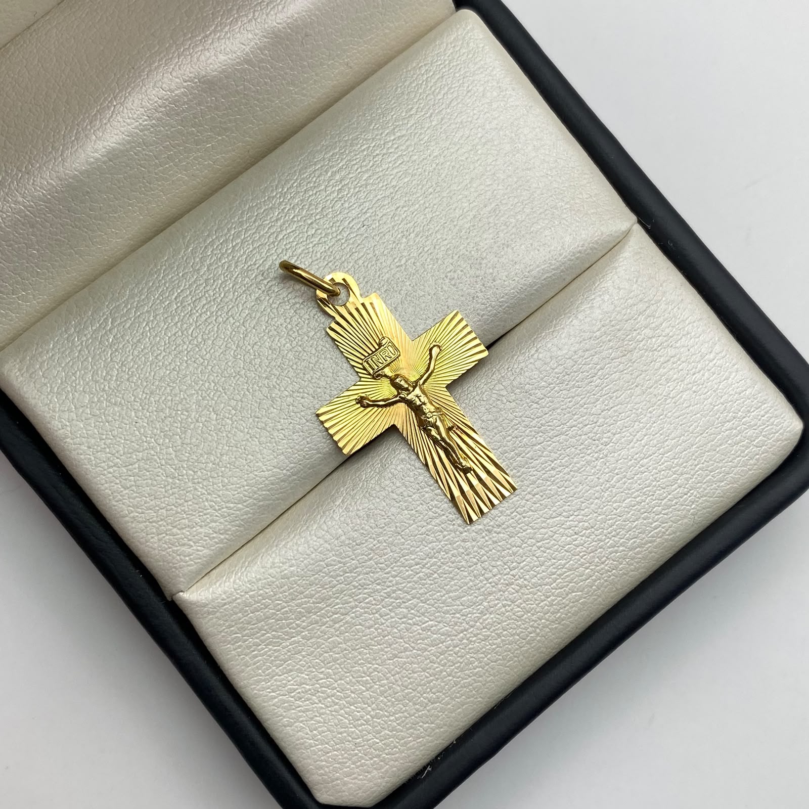 Dije It Cruz diamantada cristo Oro amarillo 18k +4 / 1,8 Gr / 17,9 mm / 3,2 Cm