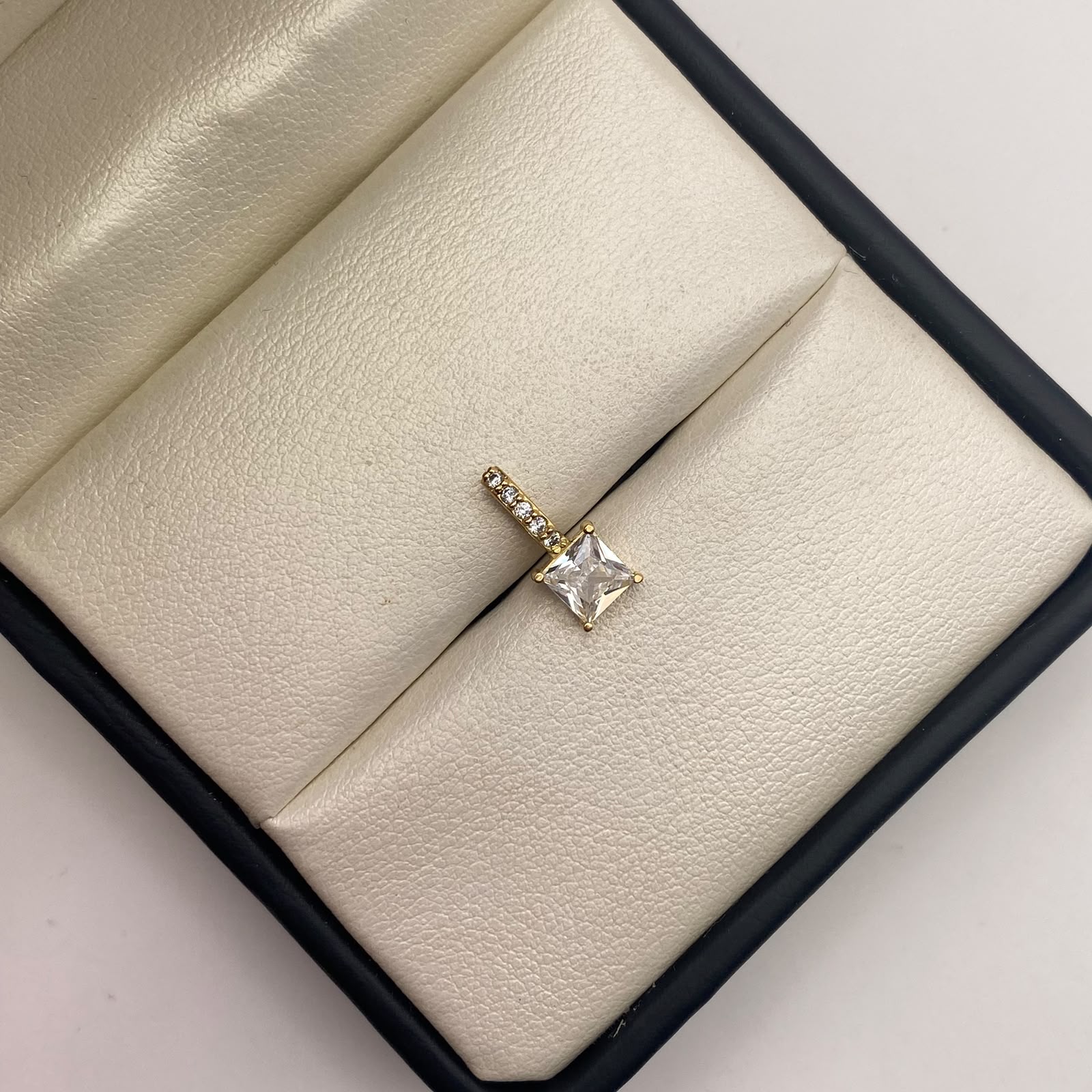 Dije circón blanco Oro amarillo 18k 0,83 Gr / 6,10 mm / 1,3 Cm