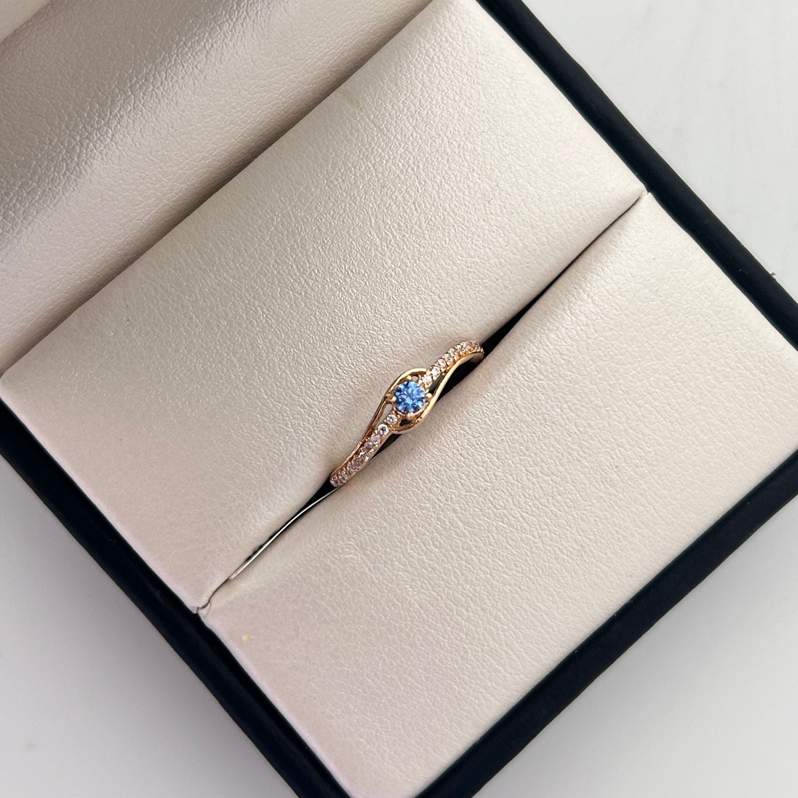 Anillo Solitario Azul Oro amarillo 18k / Talla 7 / 1,7 Gr / 1,4 mm