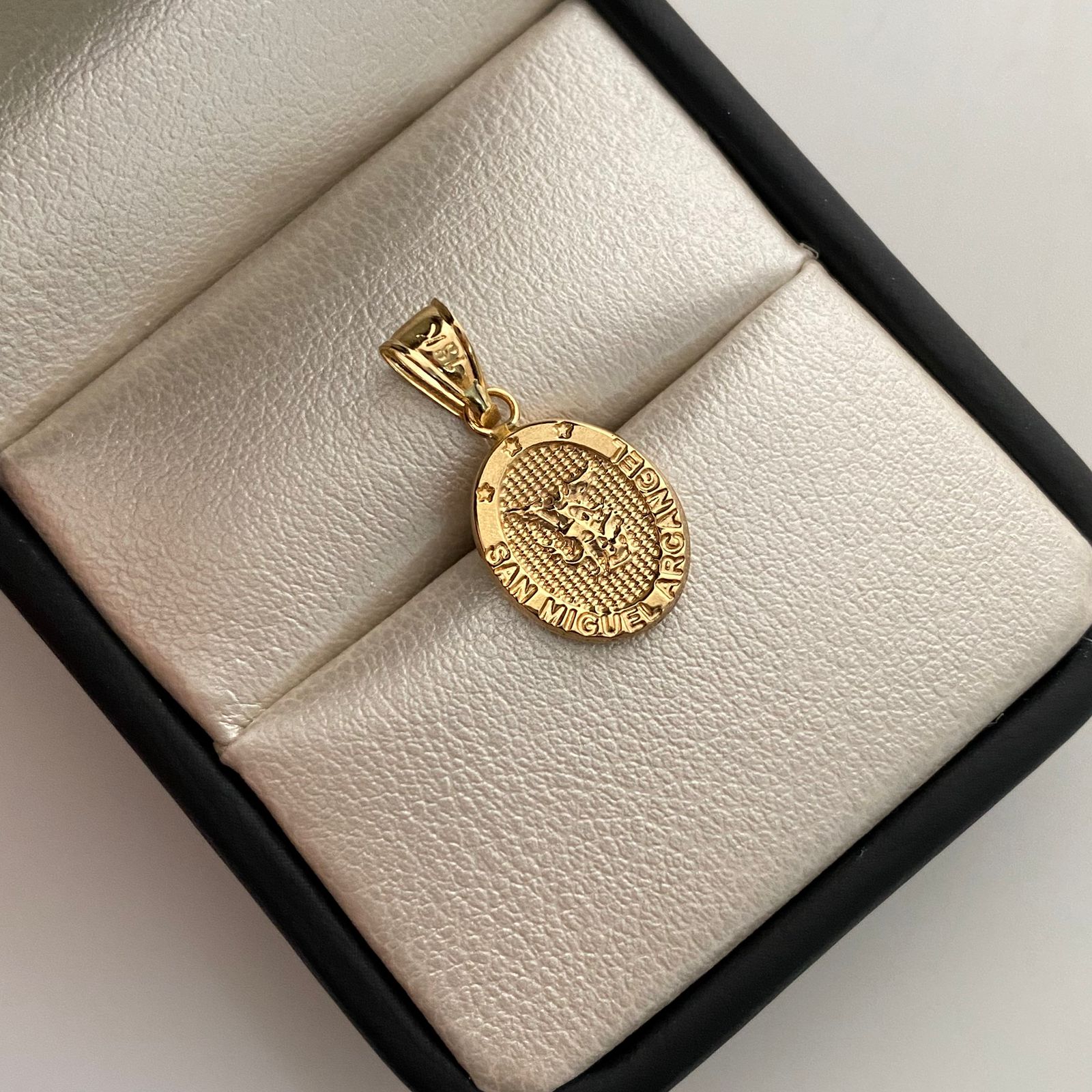Dije San Miguel Arcangel Oro amarillo 18k 0,8 Gr / 10,5 mm / 2,4 Cm