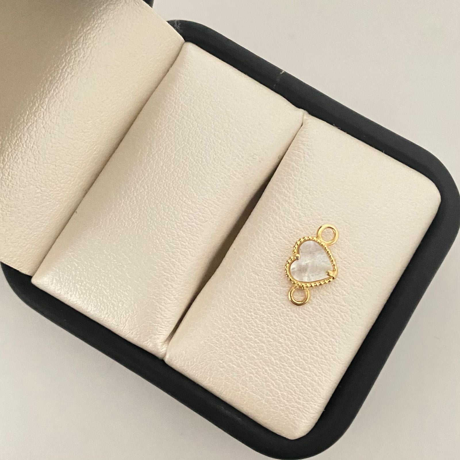 Herraje corazon fondo blanco  Oro amarillo 18k 0,65 Gr / 1,3 Cm