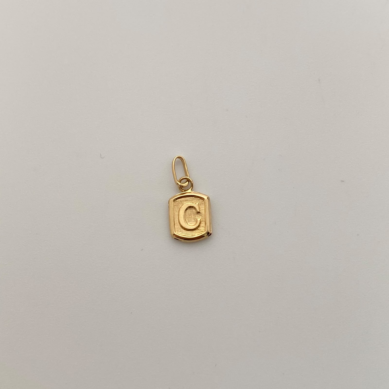 Dije Placa C Oro amarillo 18k 0,35 Gr / 7 mm / 1,3 Cm