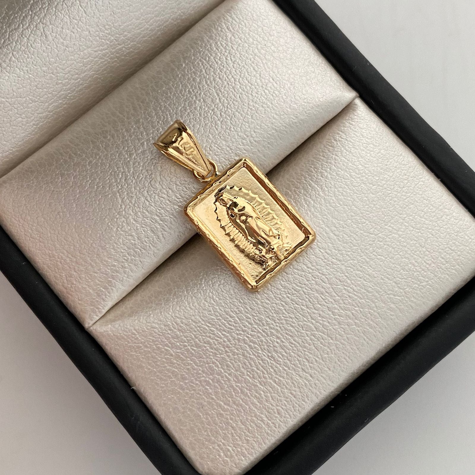 Dije Placa Virgen Guadalupe Oro amarillo 18k 0,95 Gr / 10,3 mm / 2,1 Cm