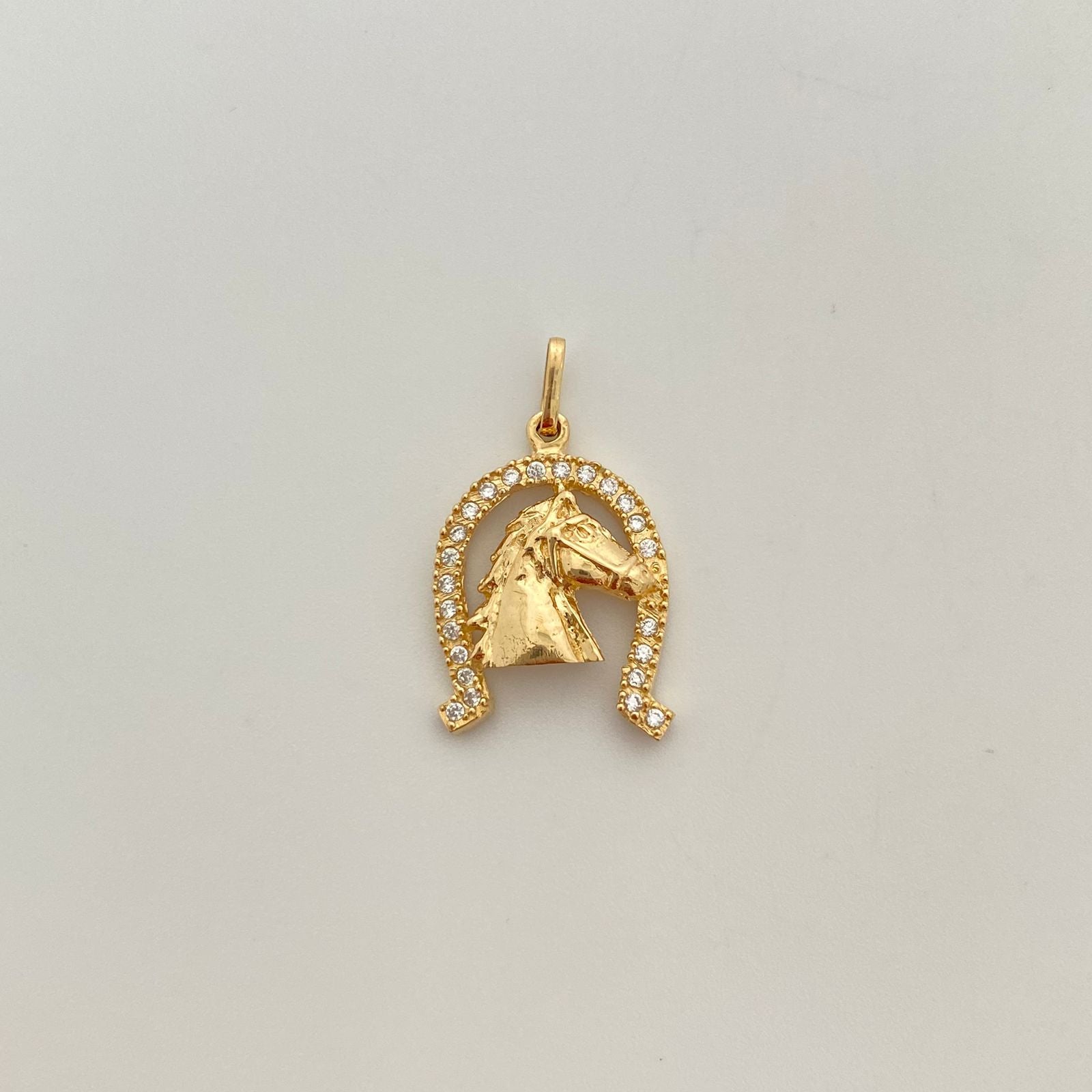 Dije herradura con circones blancos  Oro amarillo 18k 3,1 Gr / 16,37 mm / 2,5 Cm