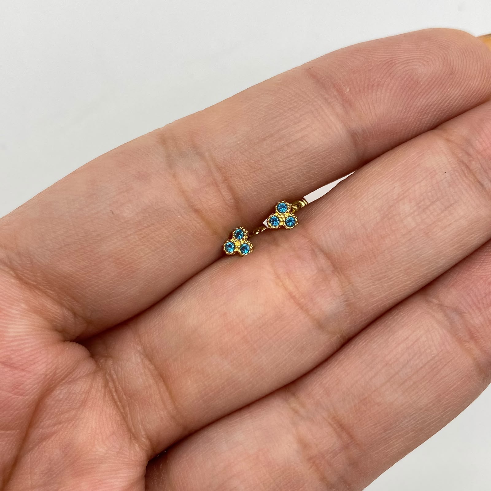 Topos Tres circones azules Oro amarillo 18k 0,55 Gr / 4,0 mm