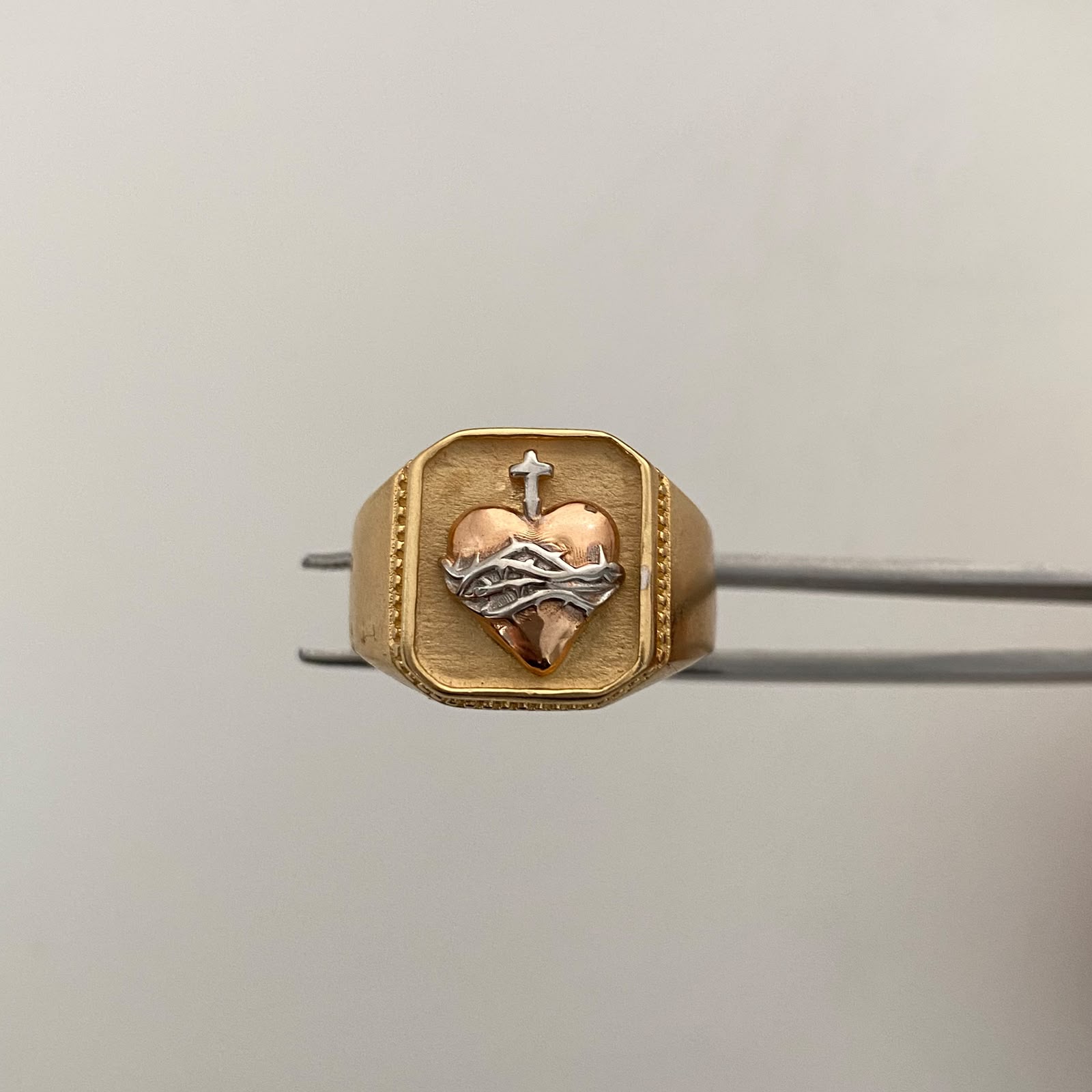 Anillo Cuadrado Sagrado Corazon Tres oros 18k / Talla 11 / 8,35 Gr / 5,2 mm