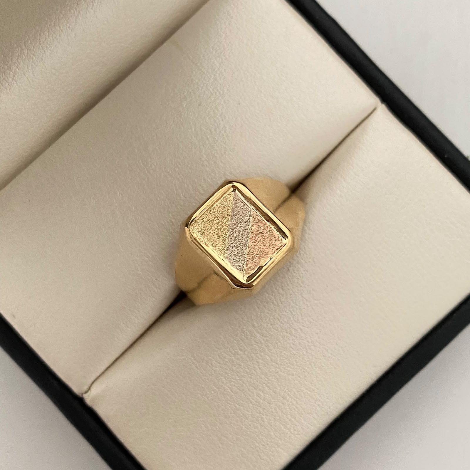 Anillo Cuadrado Toquel Mate Tres oros 18k / Talla 10 1/2 / 3,15 Gr / 4,1 mm