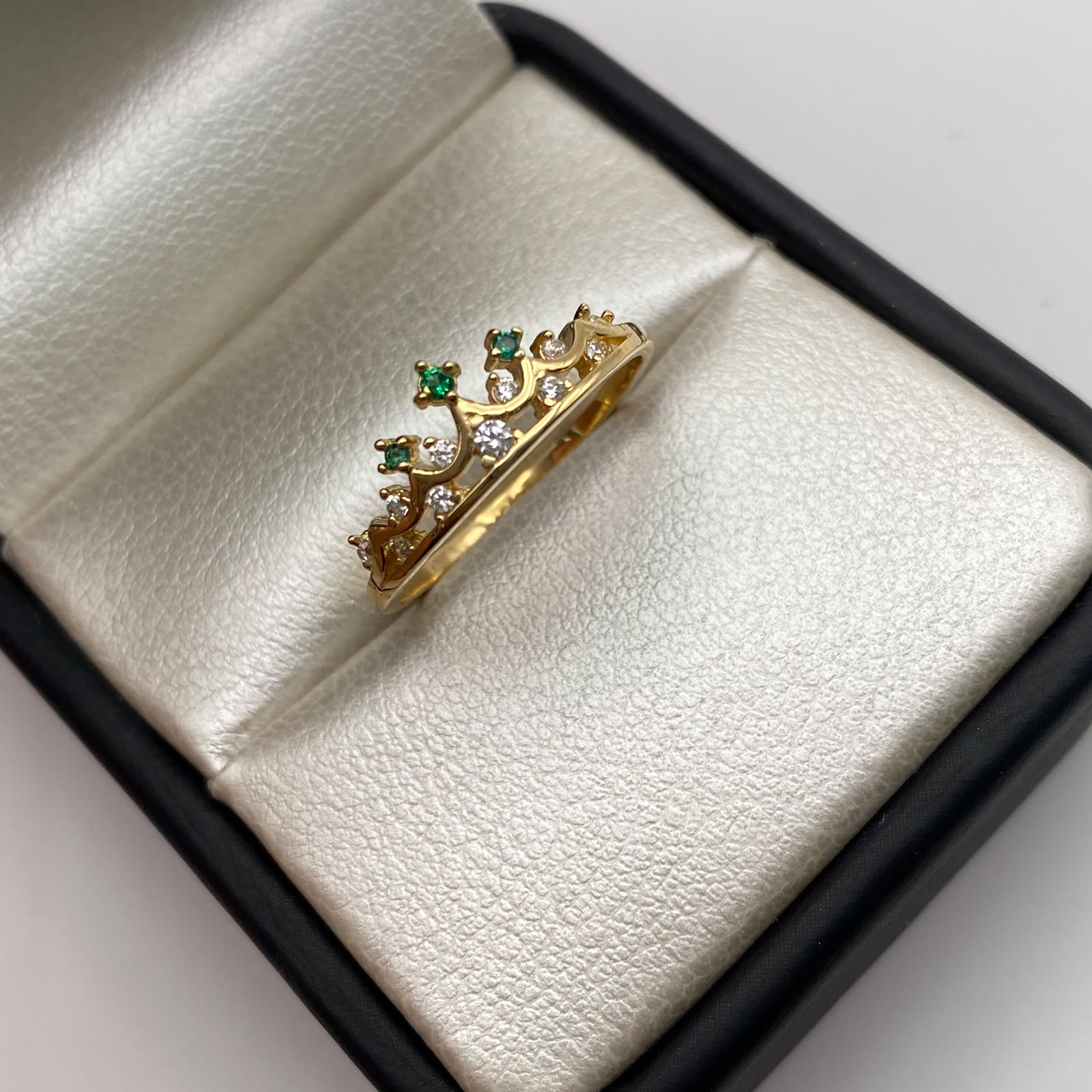 Anillo 15 Tiara casting verde y blanco Oro amarillo 18k / Talla 7 / 2 Gr