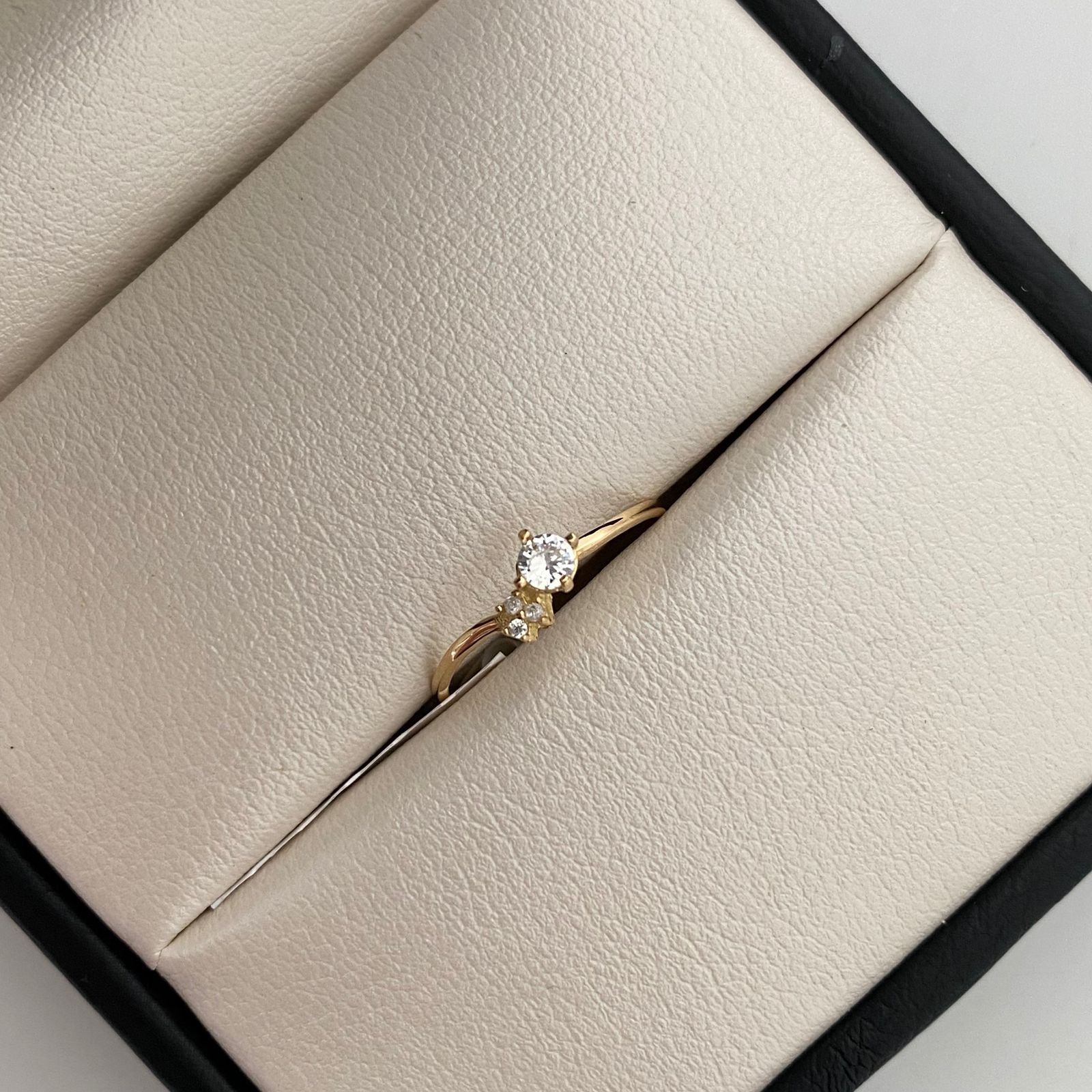 Anillo Solitario  Oro amarillo 18k / Talla 5 1/4 / 0,75 Gr / 1,2 mm