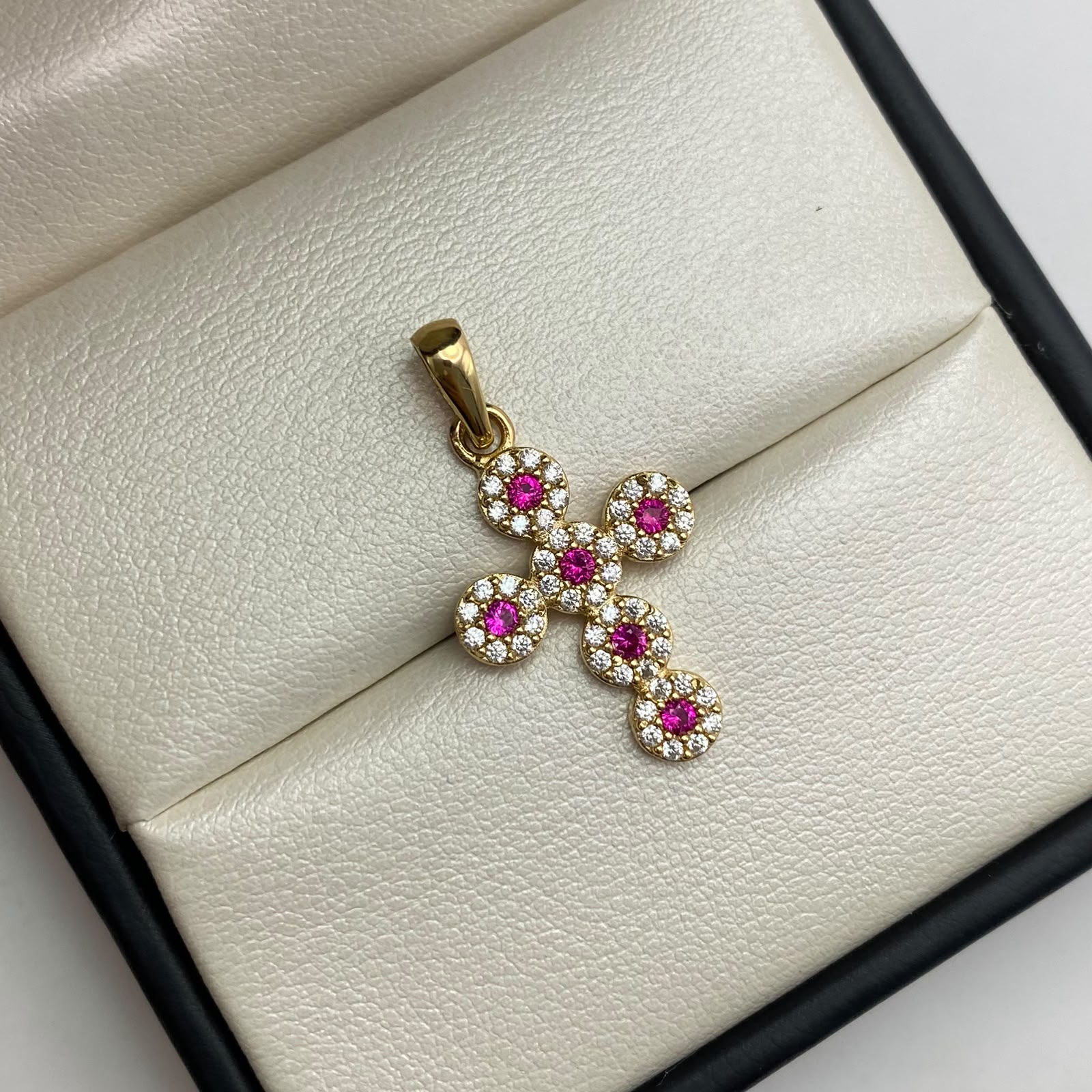 Dije cruz circulo circones blancos y fucsia Oro amarillo 18k 2,30 Gr / 16,10 mm / 3 Cm