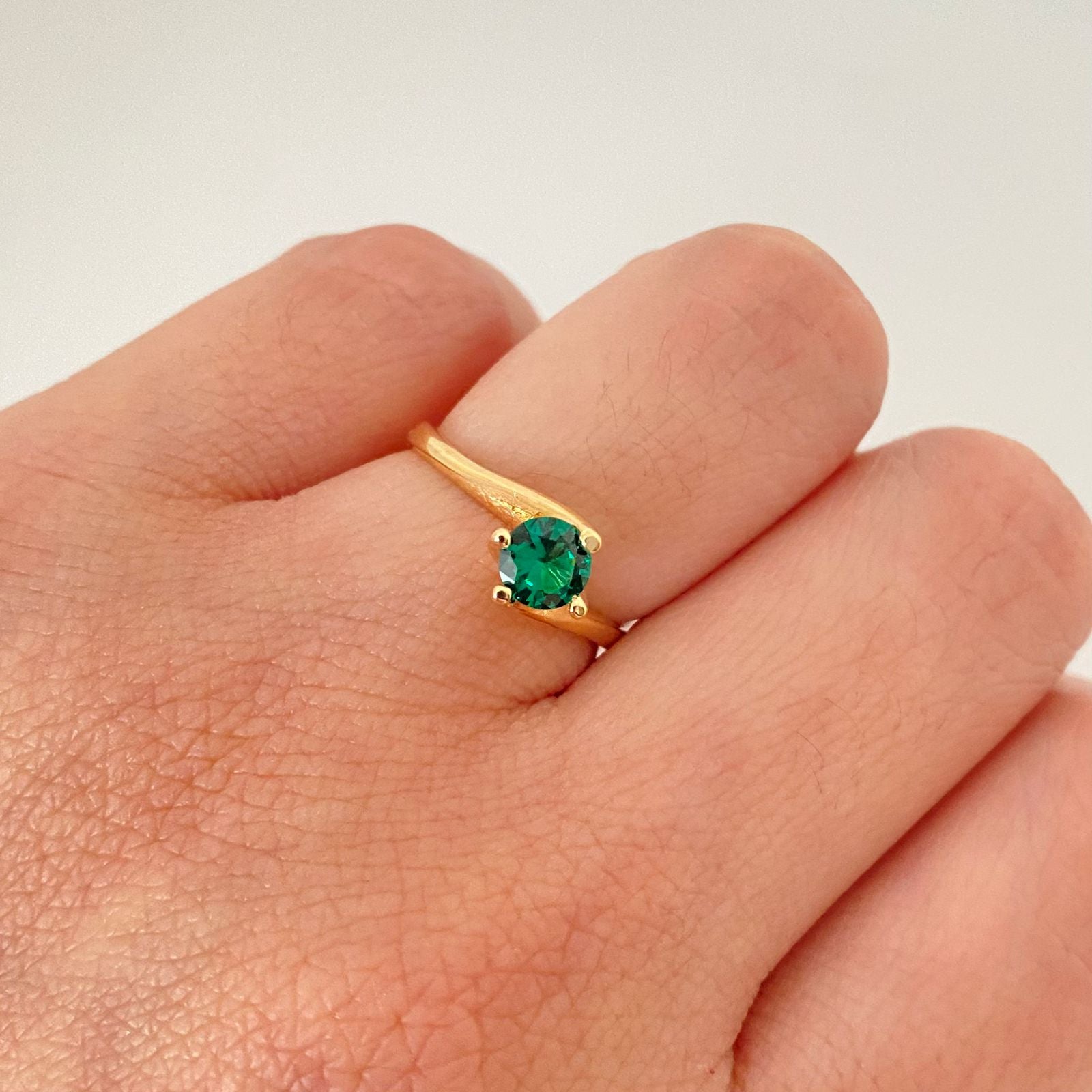 Anillo solitario tu y yo circon verde Oro amarillo 18k / Talla 5 3/4 / 2,05 Gr