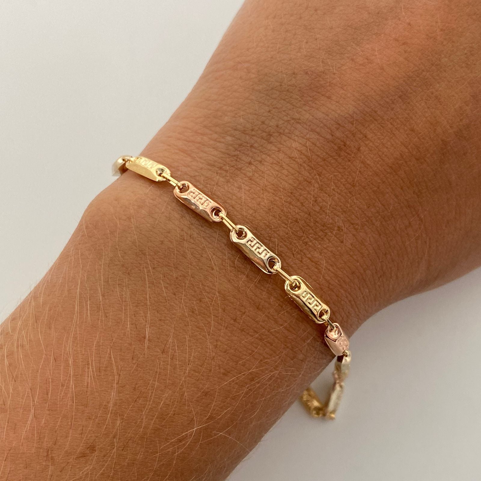 Pulso Rustico Tres oros 18k +1 / 2,80 Gr / 3,7 mm / 18 Cm Broche 0,60