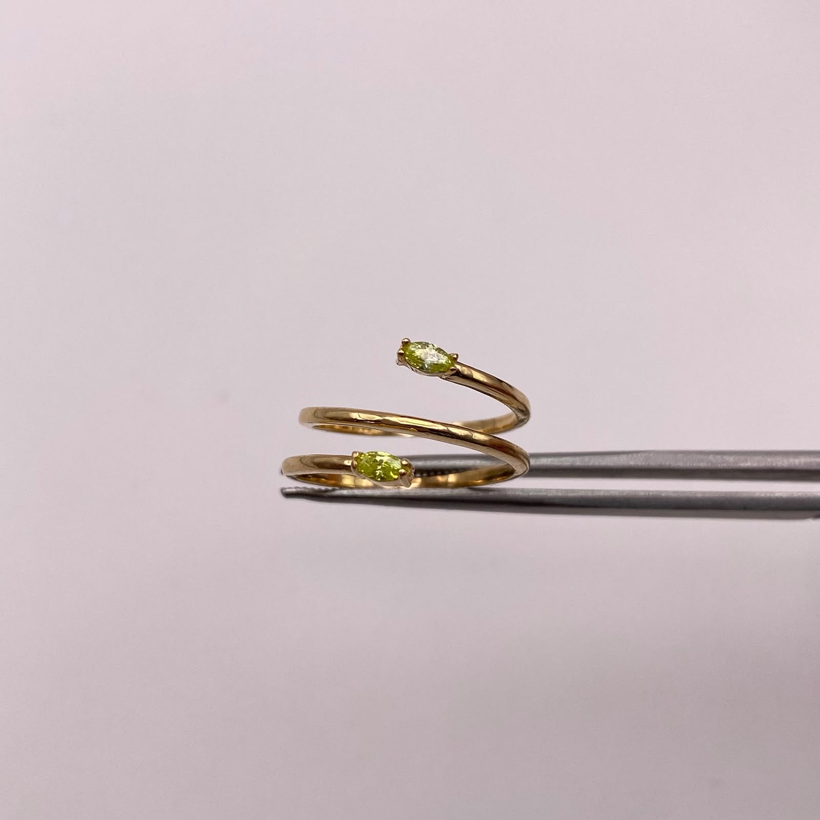 Anillo lineas circones verdes Oro amarillo 18k / Talla 5 1/2 / 2,55 Gr / 1,44 mm