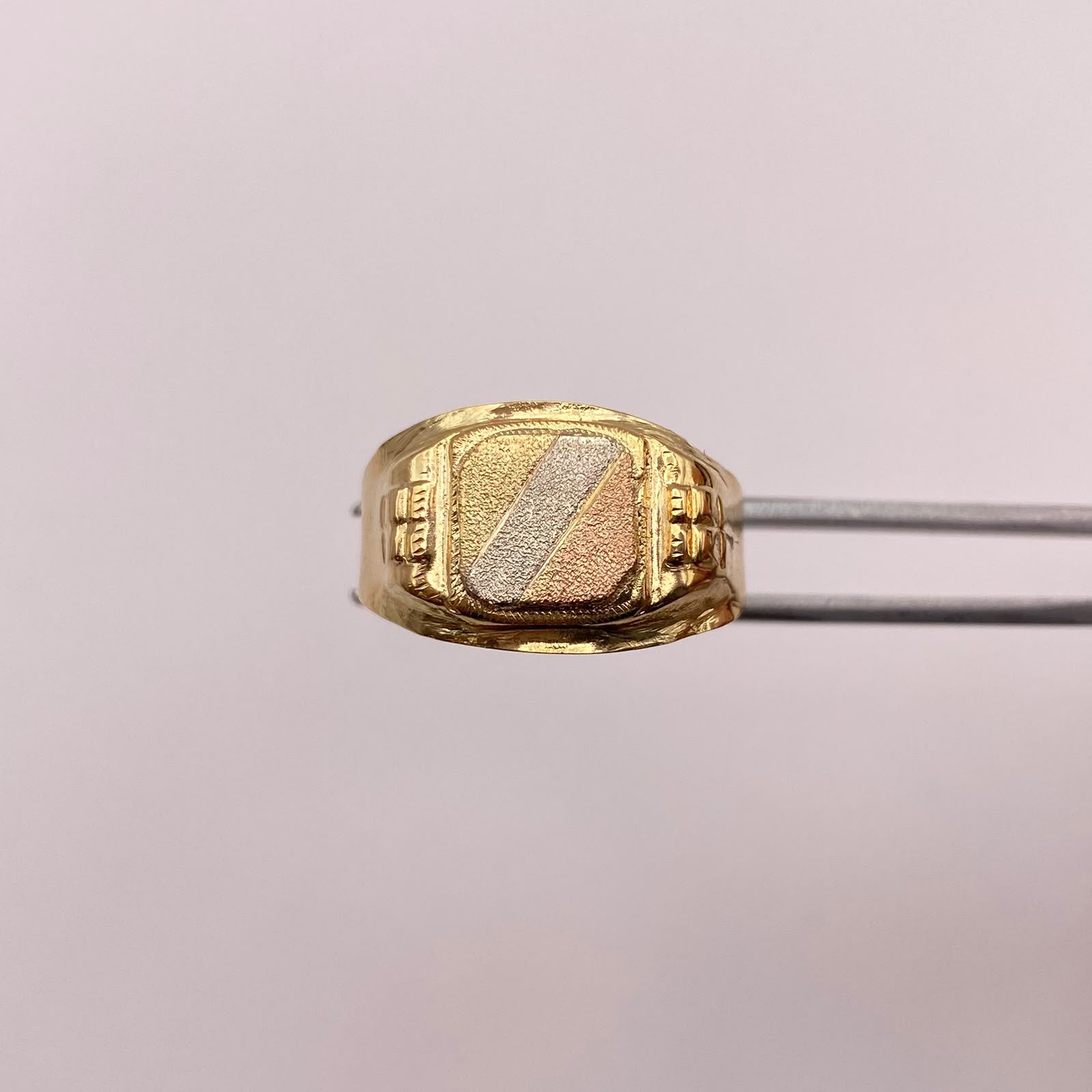 Anillo Troquel Cuadrado matte Tres oros 18k / Talla 11 3/4 / 2,95 Gr / 4,8 mm