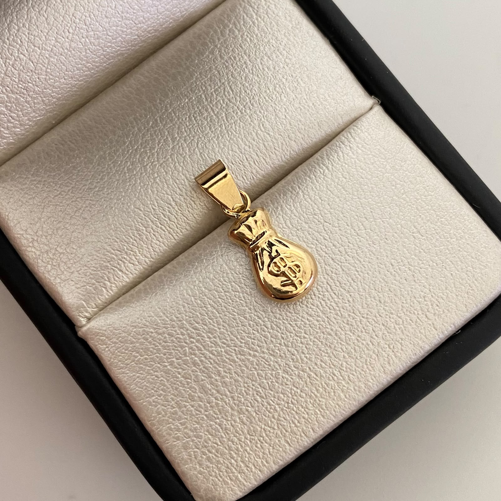 Dije Bolsa de Valores Oro amarillo 18k 0,55 Gr / 7,7 mm / 2 Cm