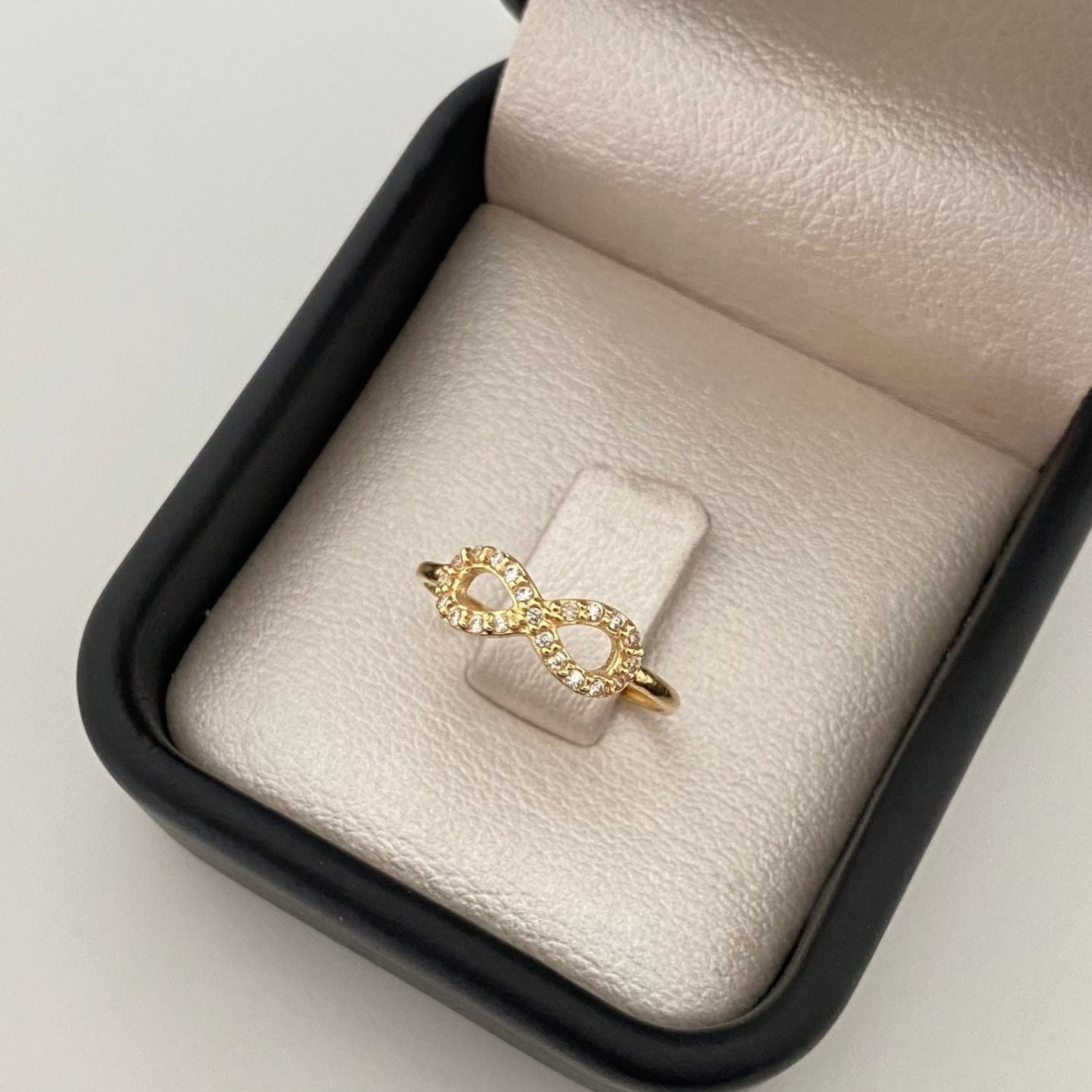 Anillo infinito circones blancos Oro amarillo 18k / Talla 6 / 1,15 Gr
