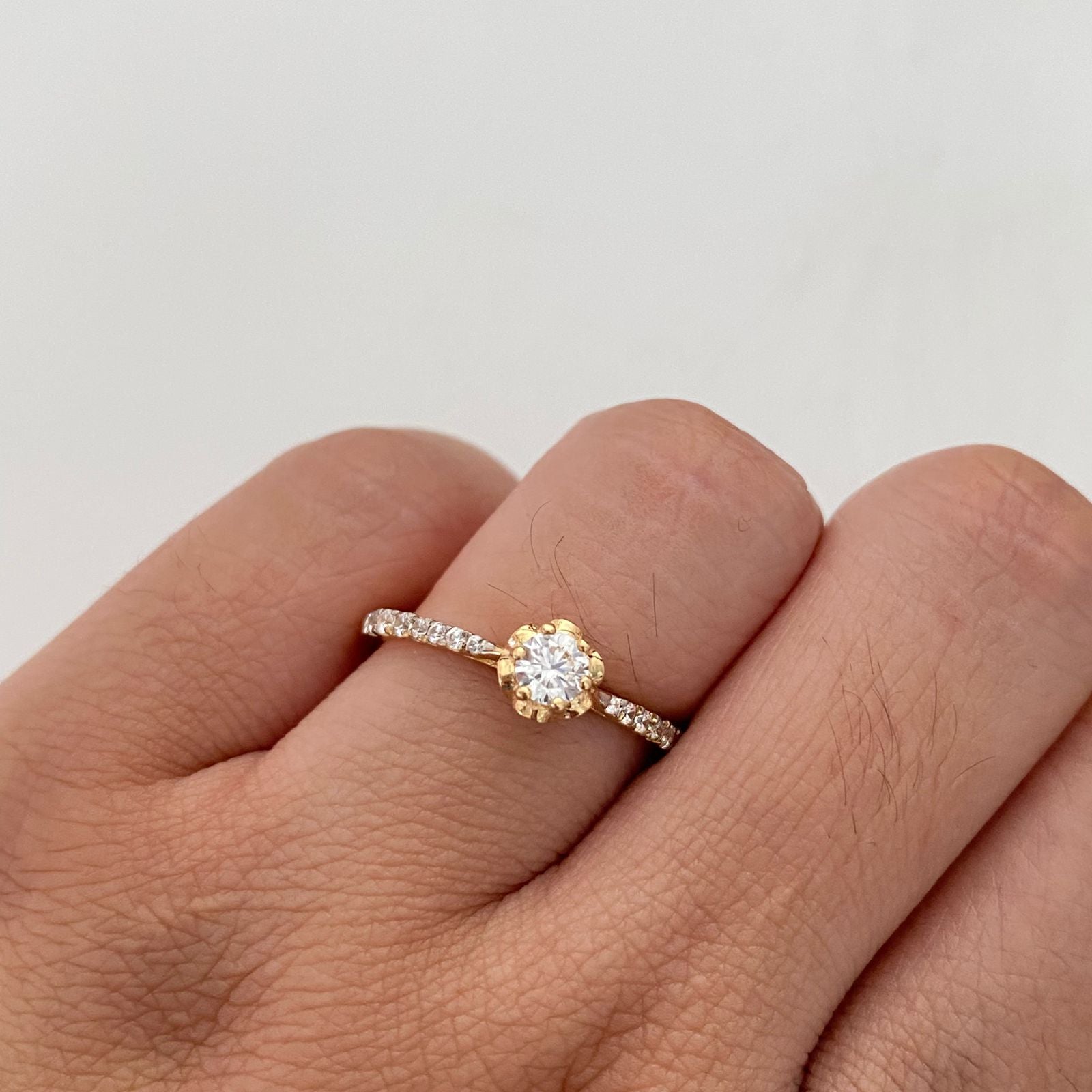 Anillo Solitario Flor Oro amarillo 18k / Talla 8 / 2,15 Gr / 1,7 mm