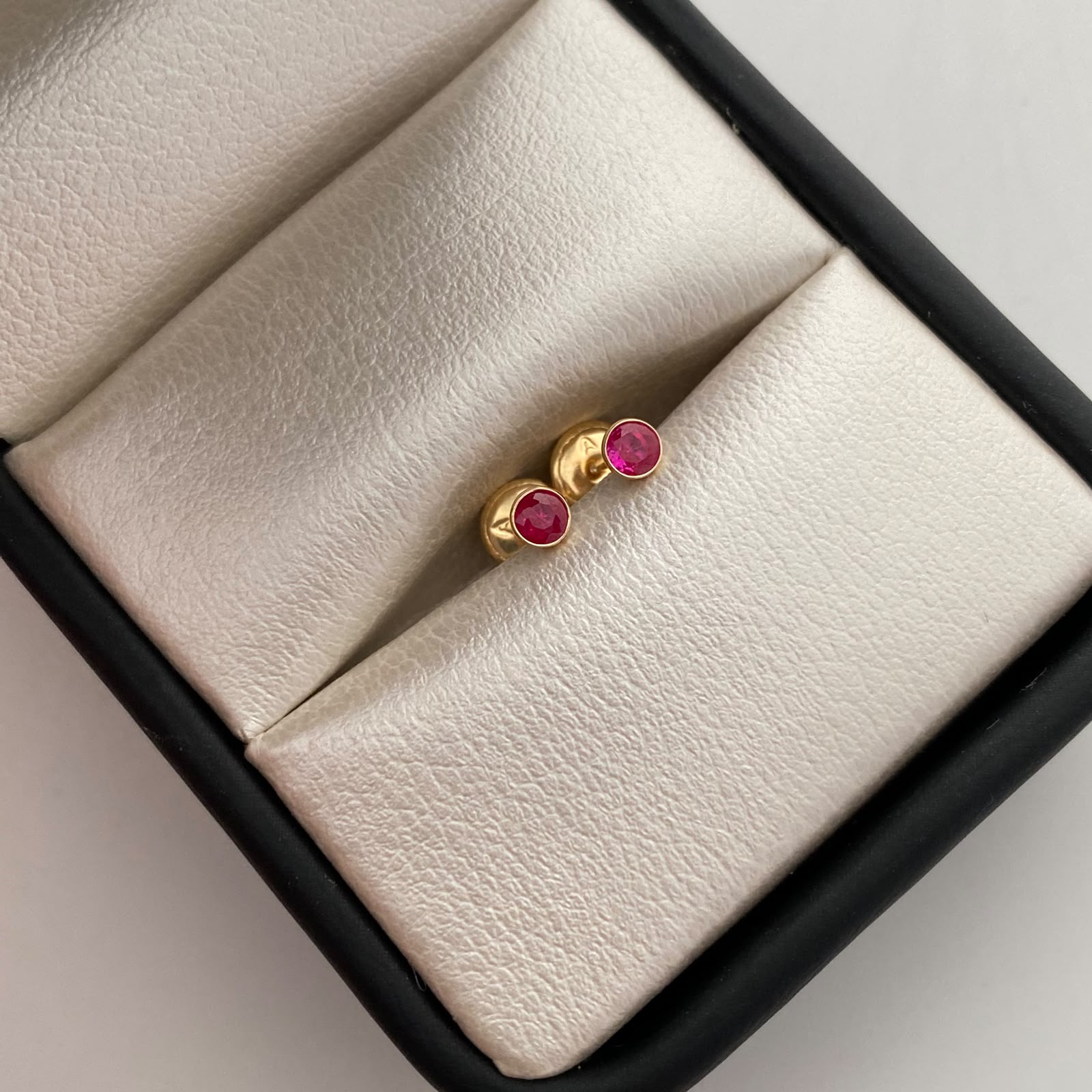Topos Circon Rojo Oro amarillo 18k 0,4 Gr / 2,5 mm