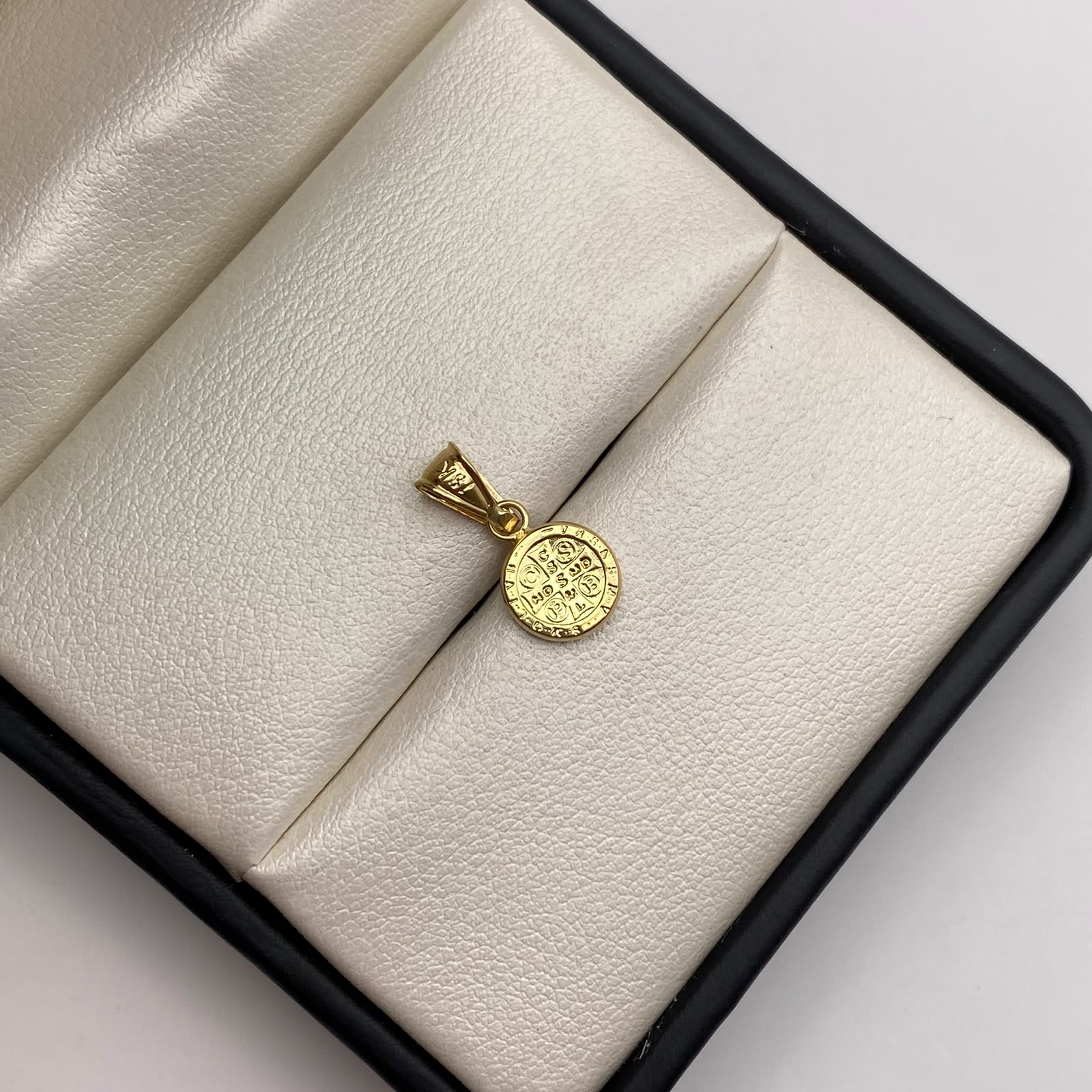 Dije San benito Oro amarillo 18k 0,45 Gr / 8,5 mm / 1,7 Cm