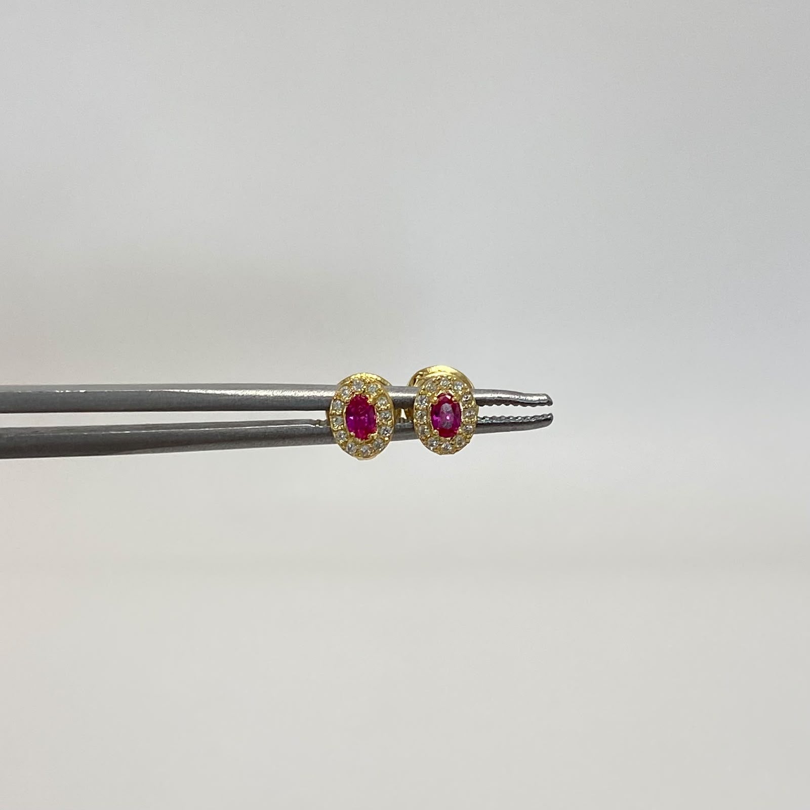 Topos ovalado circón fucsia Oro amarillo 18k 0,7 Gr / 4,4 mm