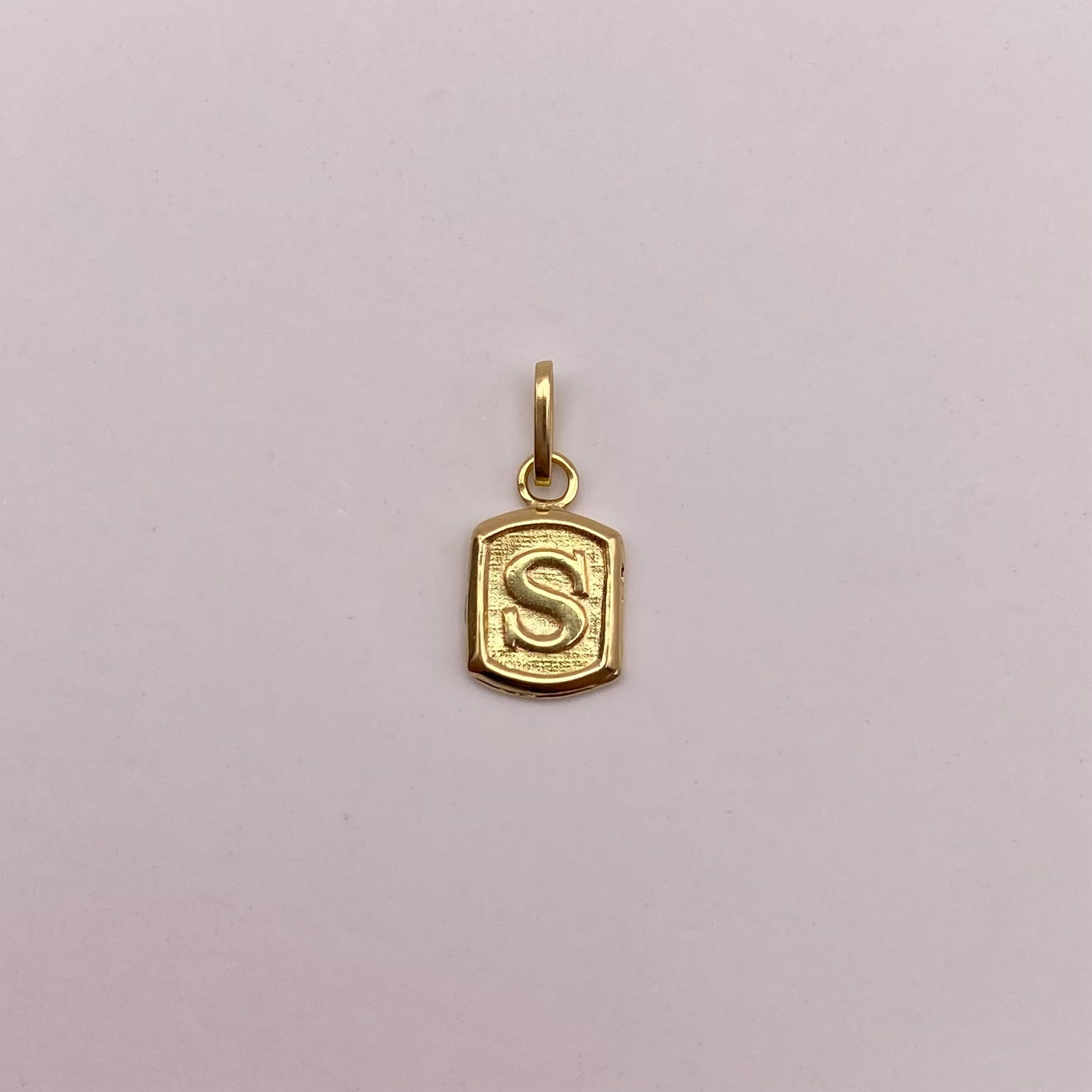 Dije letra s Oro amarillo 18k 0,4 Gr / 6,8 mm / 1,3 Cm
