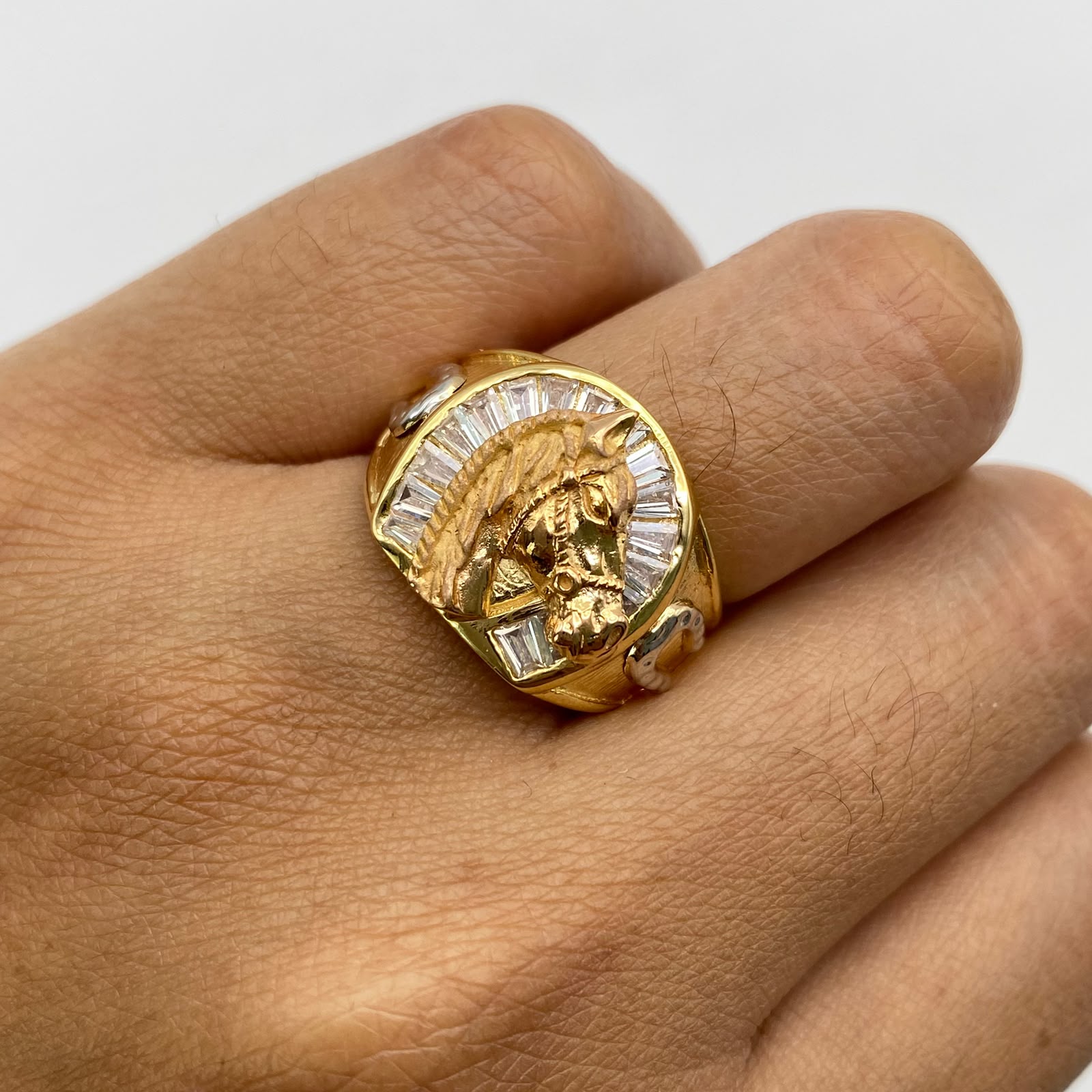 Anillo herradura caballo circones blancos Tres oros 18k / Talla 8 3/4 / 7,15 Gr / 5,55 mm