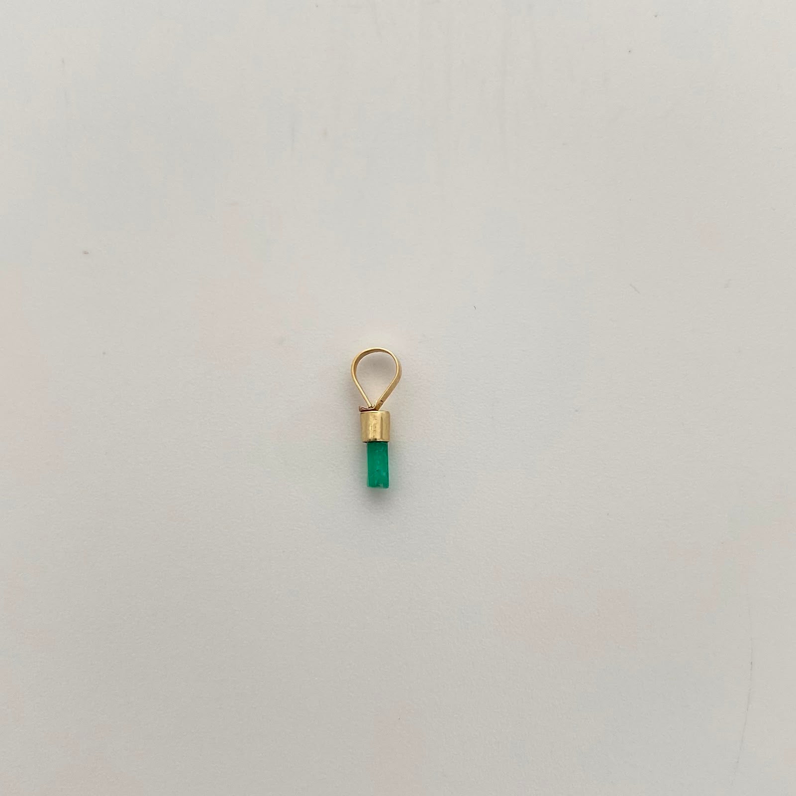 Dije Canutillo de Esmeralda Oro amarillo 18k 0,15 Gr / 1,9 mm / 1,1 Cm