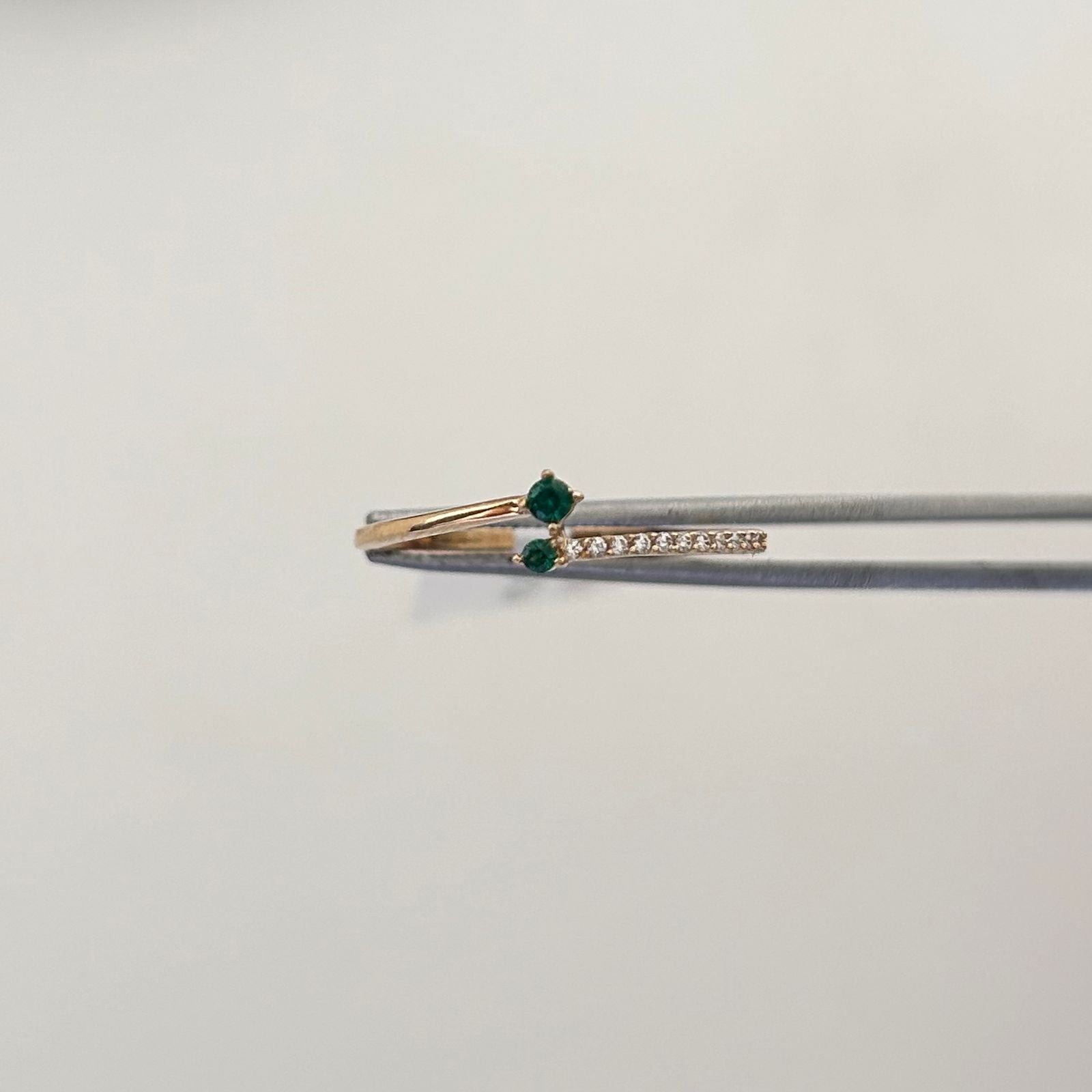 Anillo Solitario Circones dobles Verdes Oro amarillo 18k / Talla 7 1/2 / 1,2 Gr / 1,2 mm