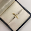 Dije Caduceo con alas y circones blancos Oro amarillo 18k 0,58 Gr / 12,55 mm / 2 Cm