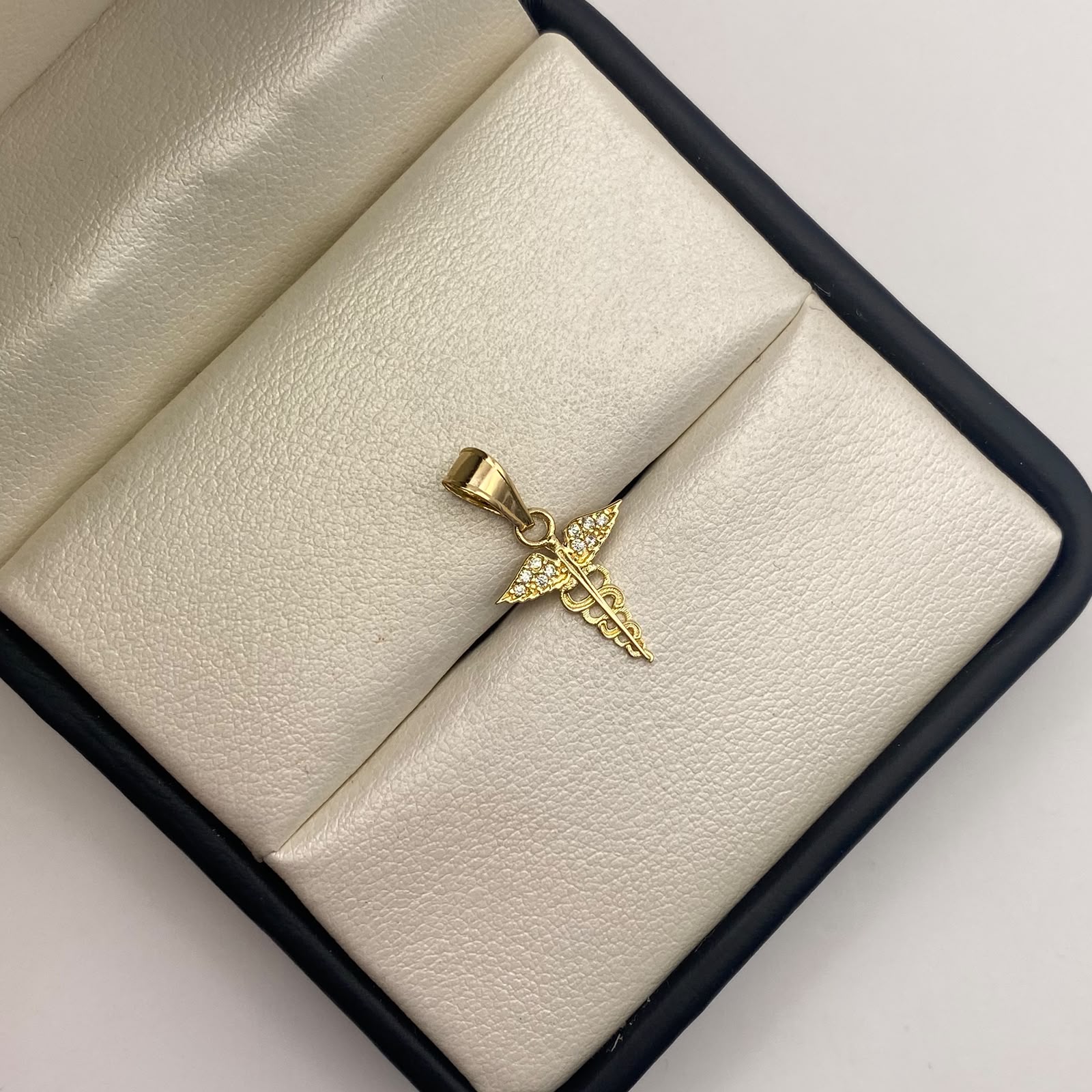 Dije Caduceo con alas y circones blancos Oro amarillo 18k 0,58 Gr / 12,55 mm / 2 Cm